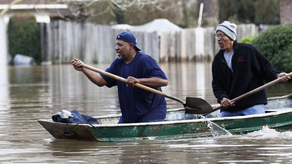 Hundreds still flooded from homes in Mississippi capital