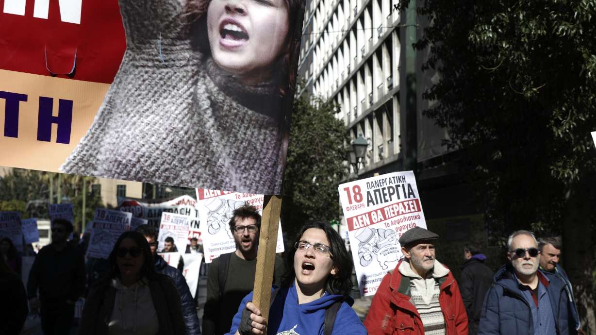 Greece: Ferries, urban transport halted by strikes, protests