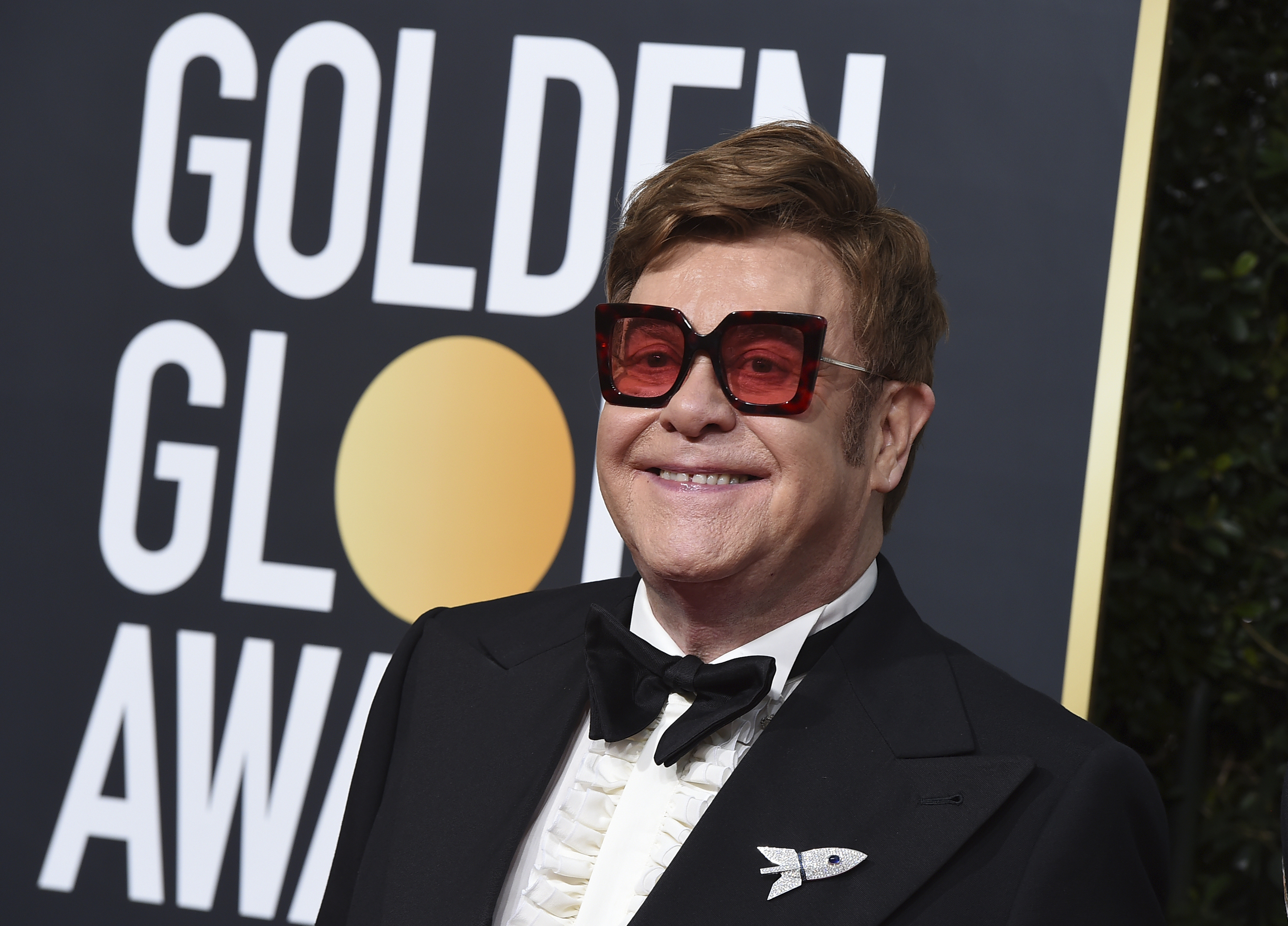 Elton John cancels New Zealand shows as he battles pneumonia