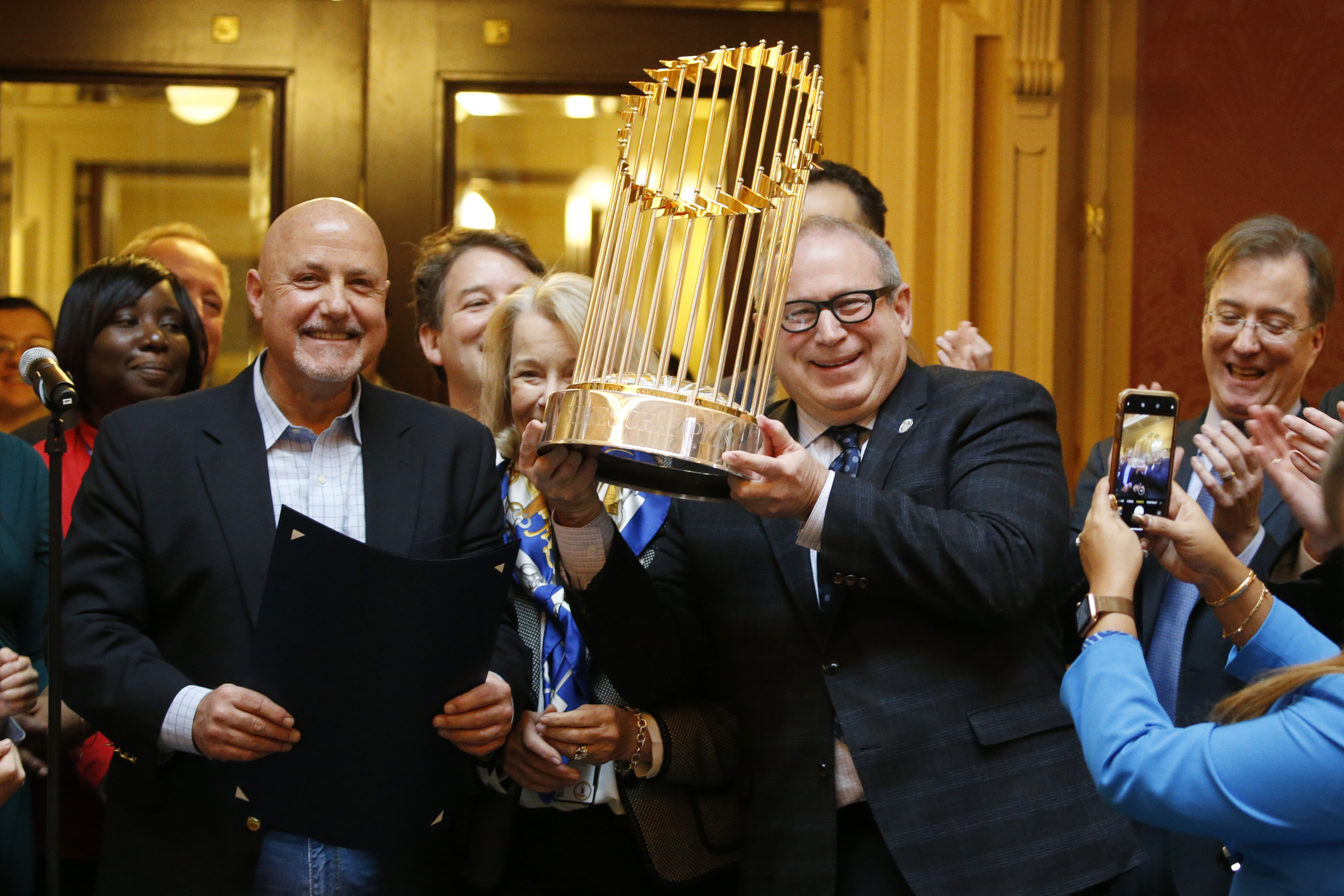 Manfred apologizes for calling WS trophy a 'piece of metal'