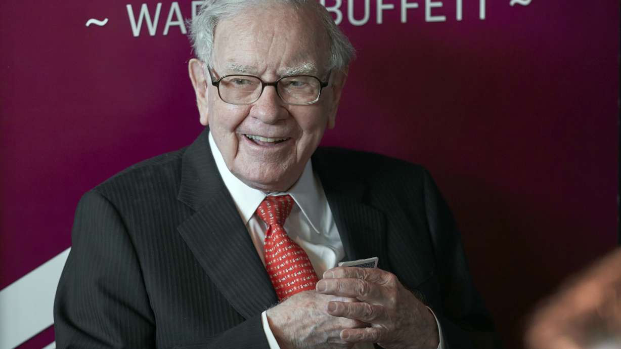 Buffett says Wall Street advice usually favors more deals