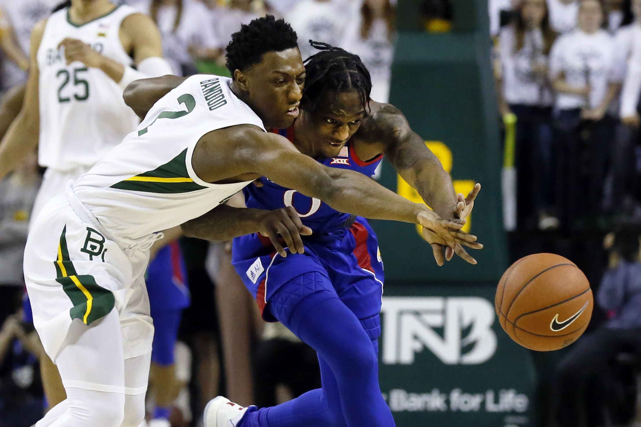 No. 3 Kansas ends No. 1 Baylor's 23-game winning streak