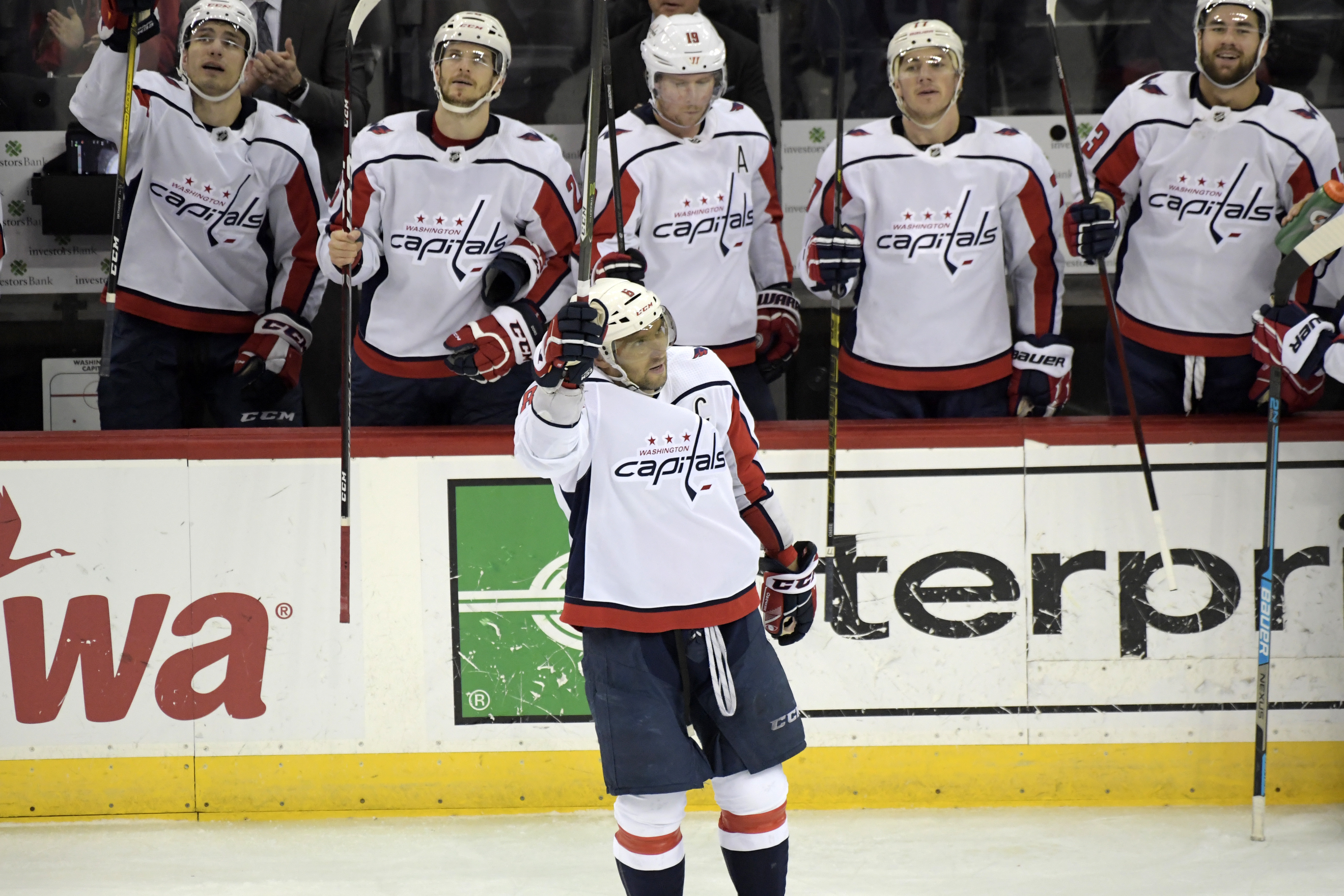 Can Ovechkin catch Gretzky? NHL's new Mr. 700 has a chance