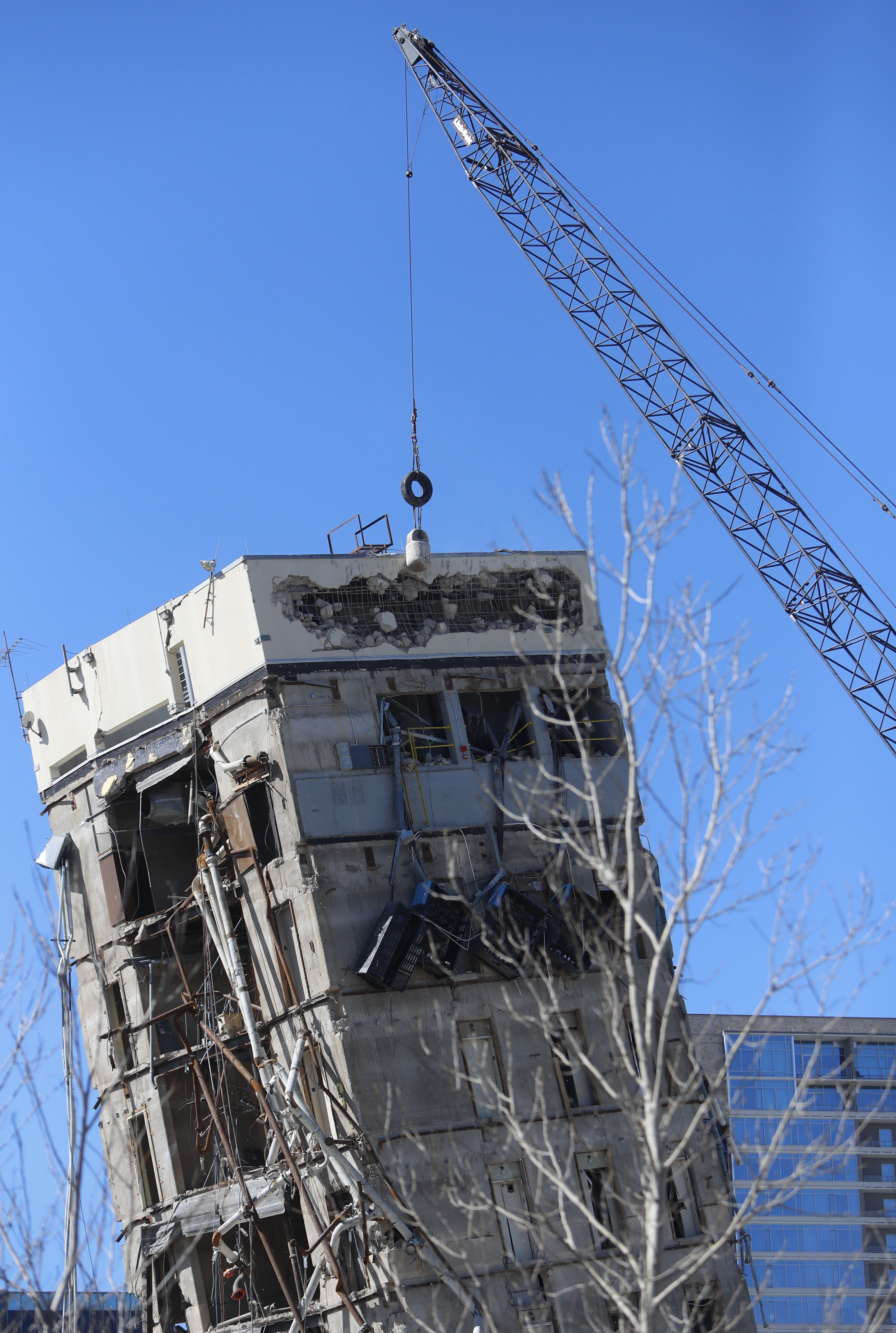 ‘Leaning Tower of Dallas’ endures blows from wrecking ball