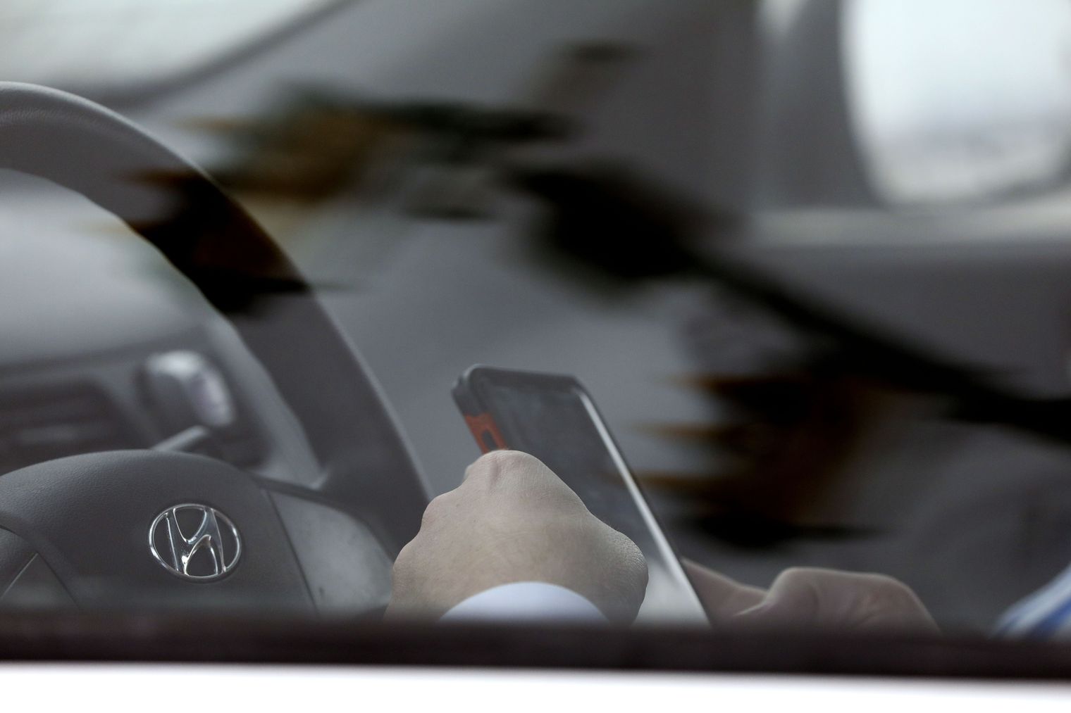Bill making holding cellphones while driving a primary offense passes Utah House