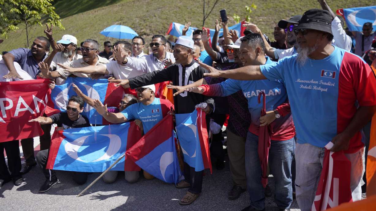 Malaysia's Mahathir wants nonpartisan gov't if picked as PM