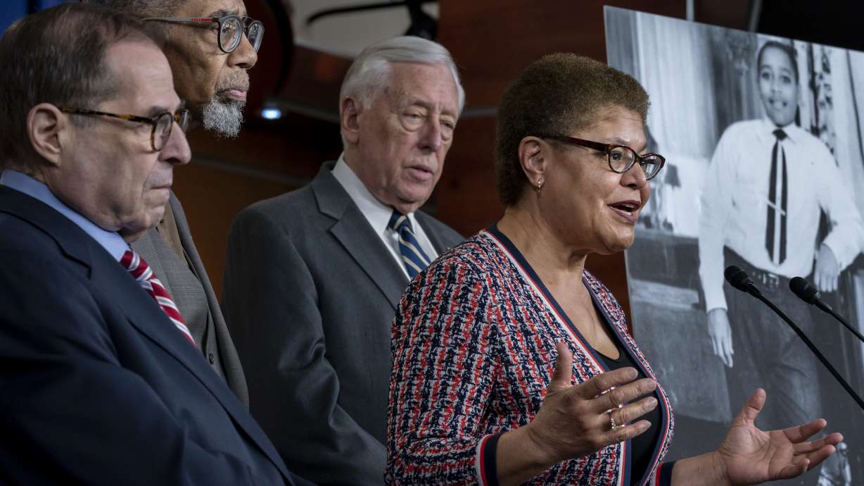 House makes lynching a federal crime, 65 years after Till