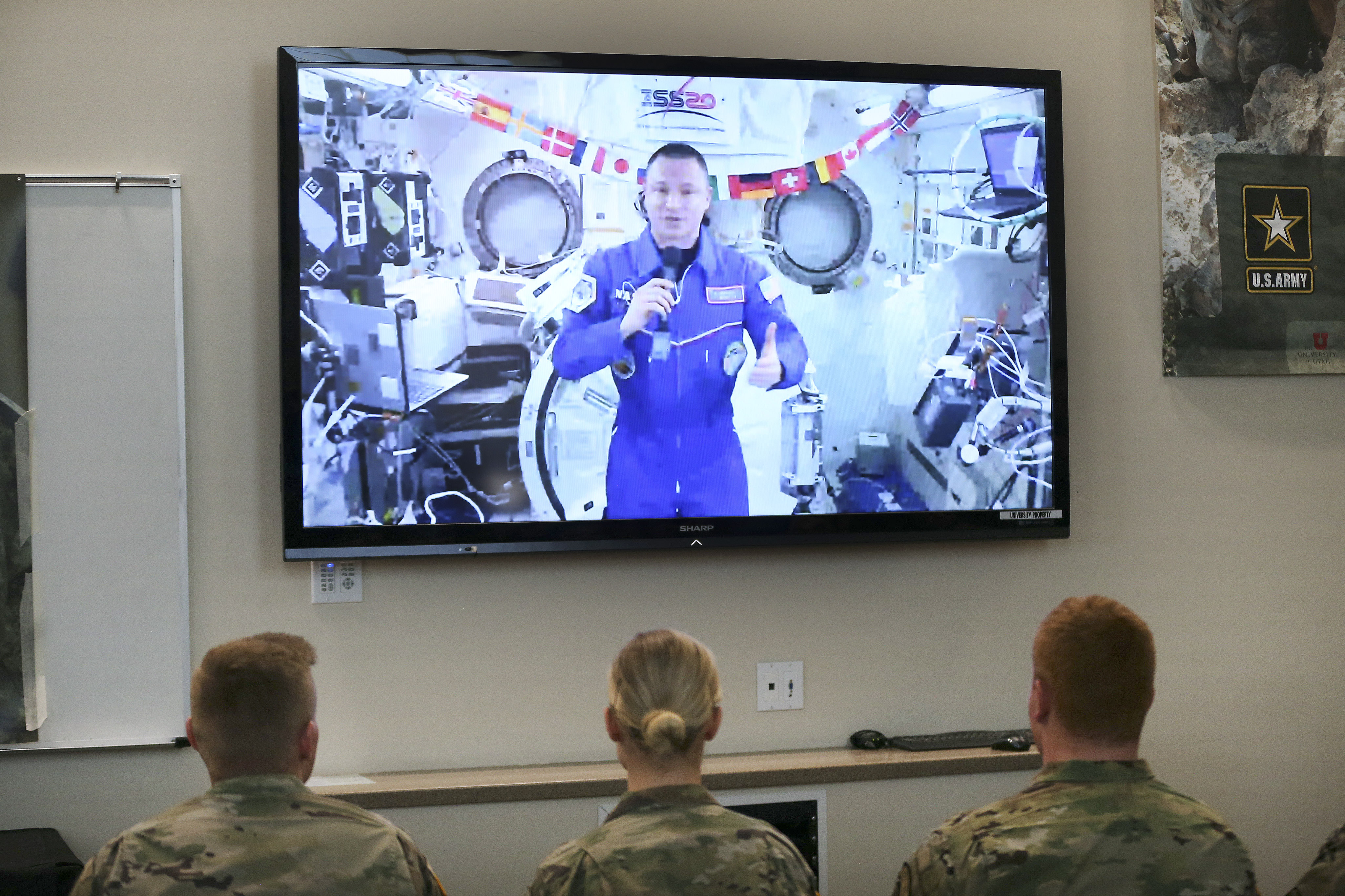 Astronaut administers oath to 850 future soldiers