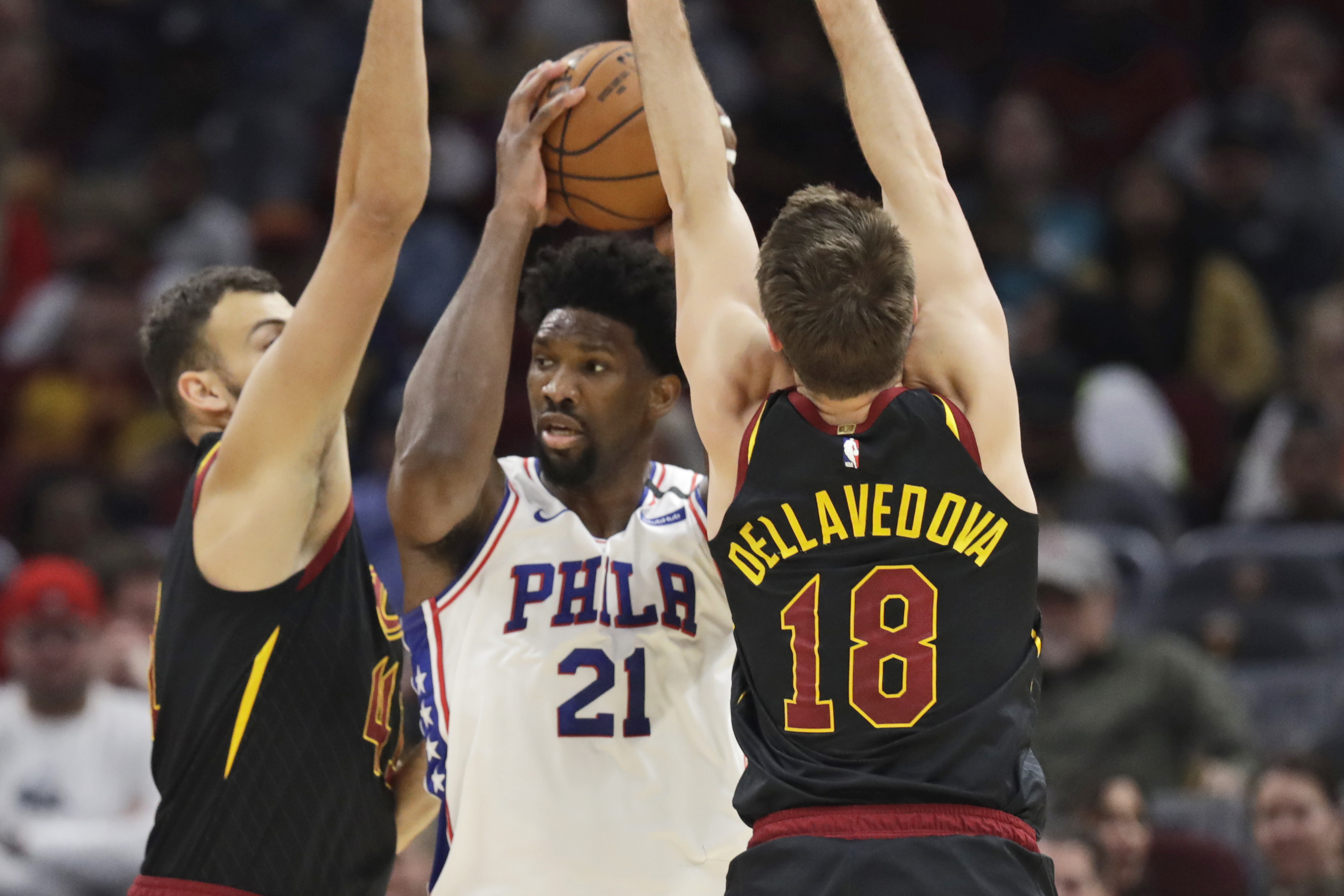 Joel Embiid sprains shoulder, Sixers lose to Cavs 108-94