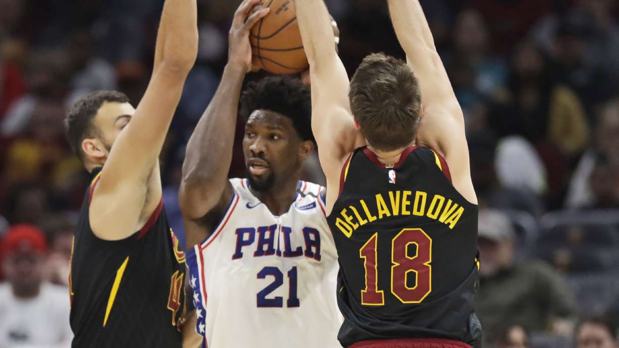 Joel Embiid sprains shoulder, Sixers lose to Cavs 108-94