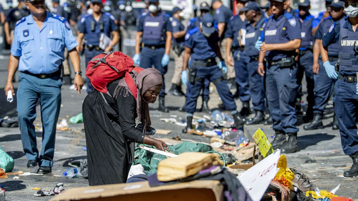 South Africa removes migrants squatting in Cape Town