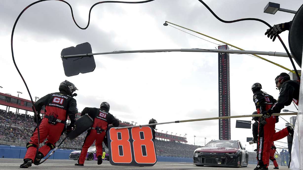 Bowman holds off Busch bros at Fontana for 2nd NASCAR win