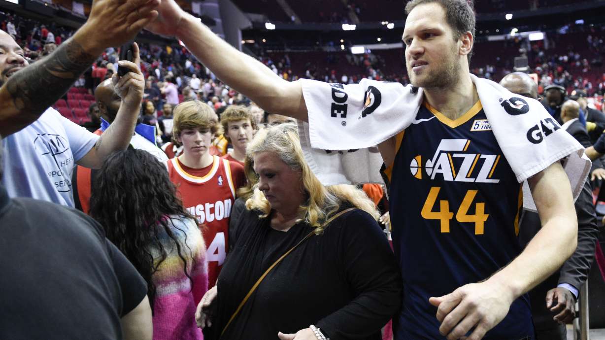 NBA to players: Avoid high-fives as virus concern grows