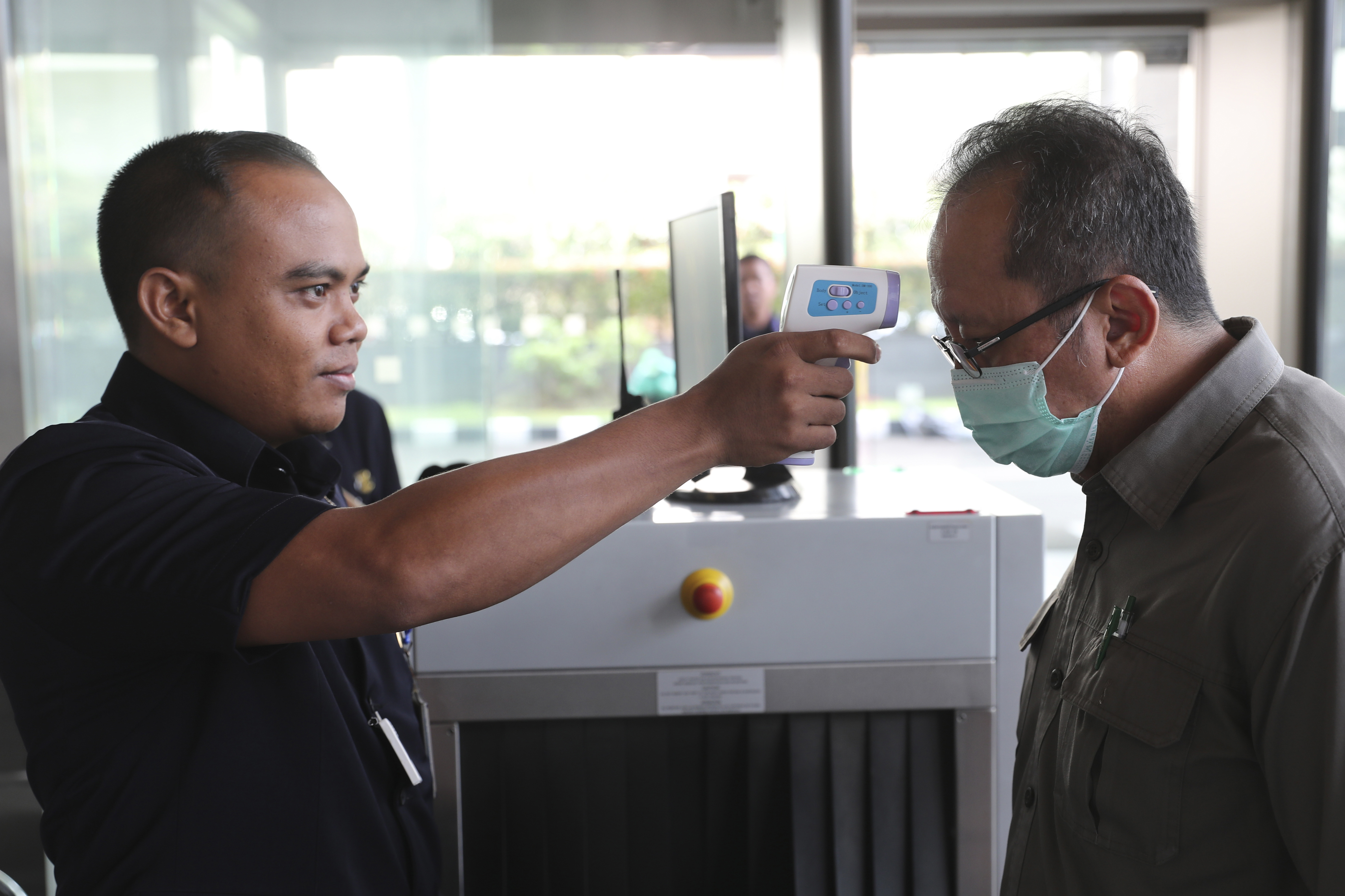 Virus crisis ebbs in China, spreads fear across the West