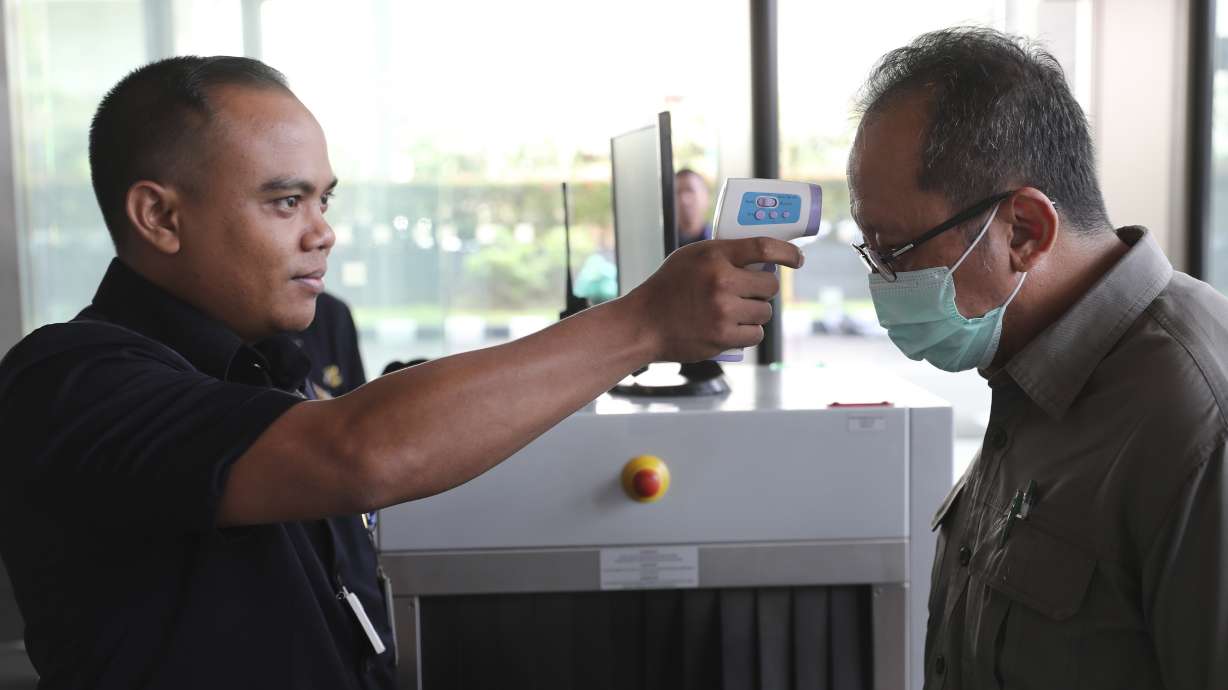 Virus crisis ebbs in China, spreads fear across the West