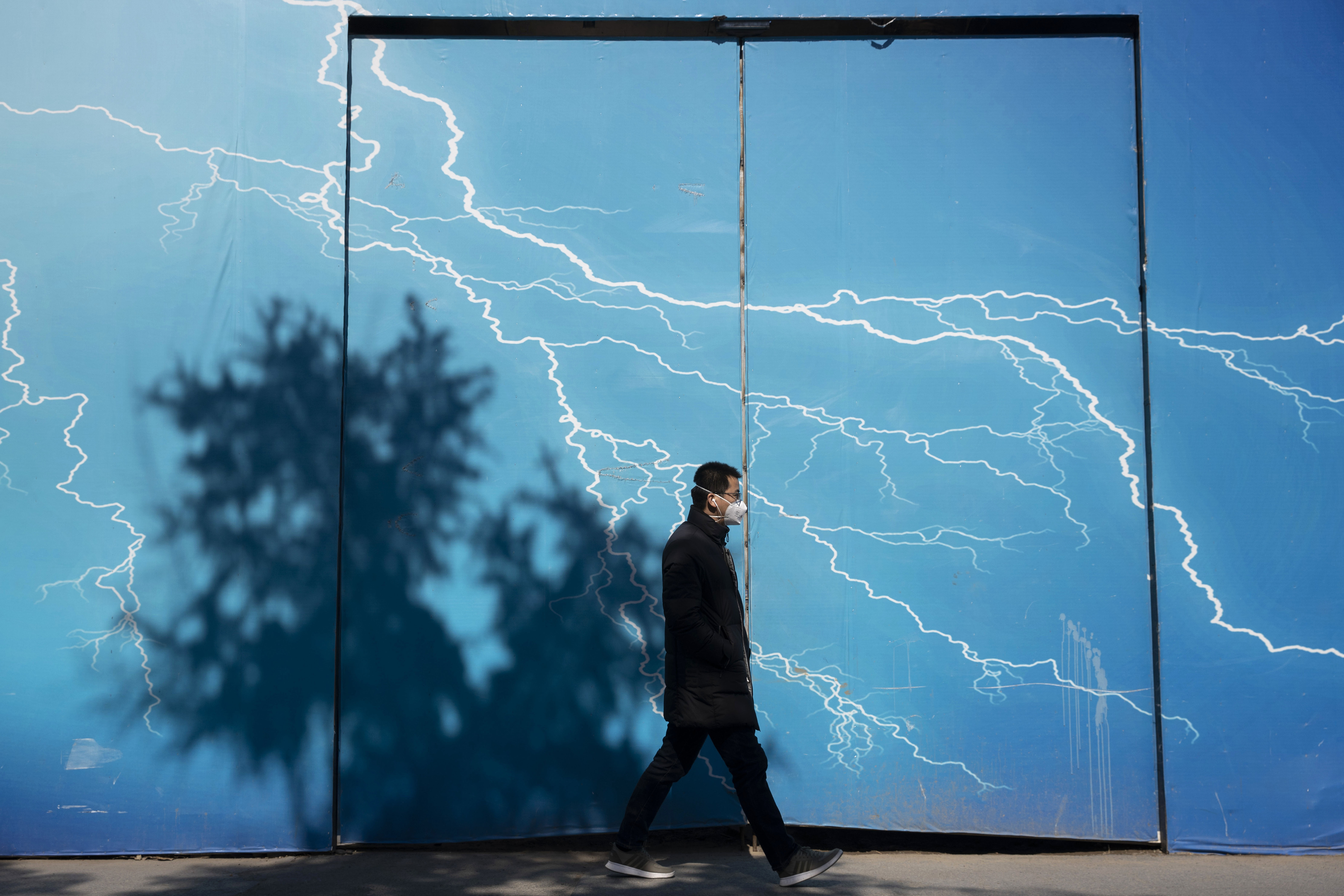 What's Happening: Virus closes schools, Louvre reopens
