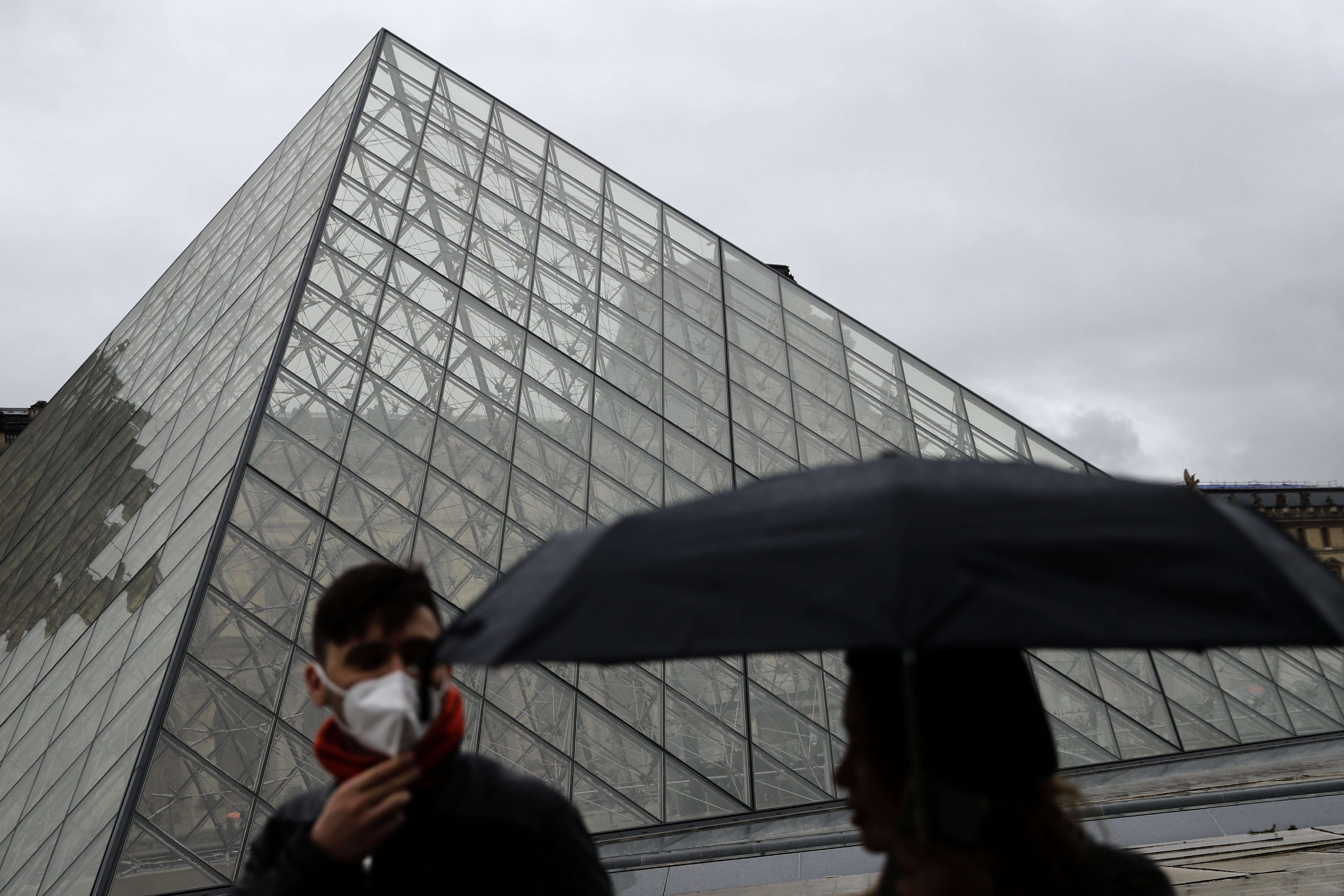 No money for masterpieces: Louvre bans cash over virus fears