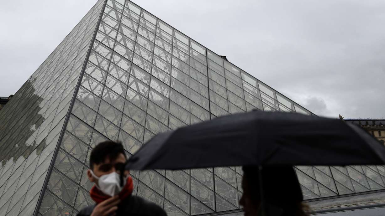 No money for masterpieces: Louvre bans cash over virus fears