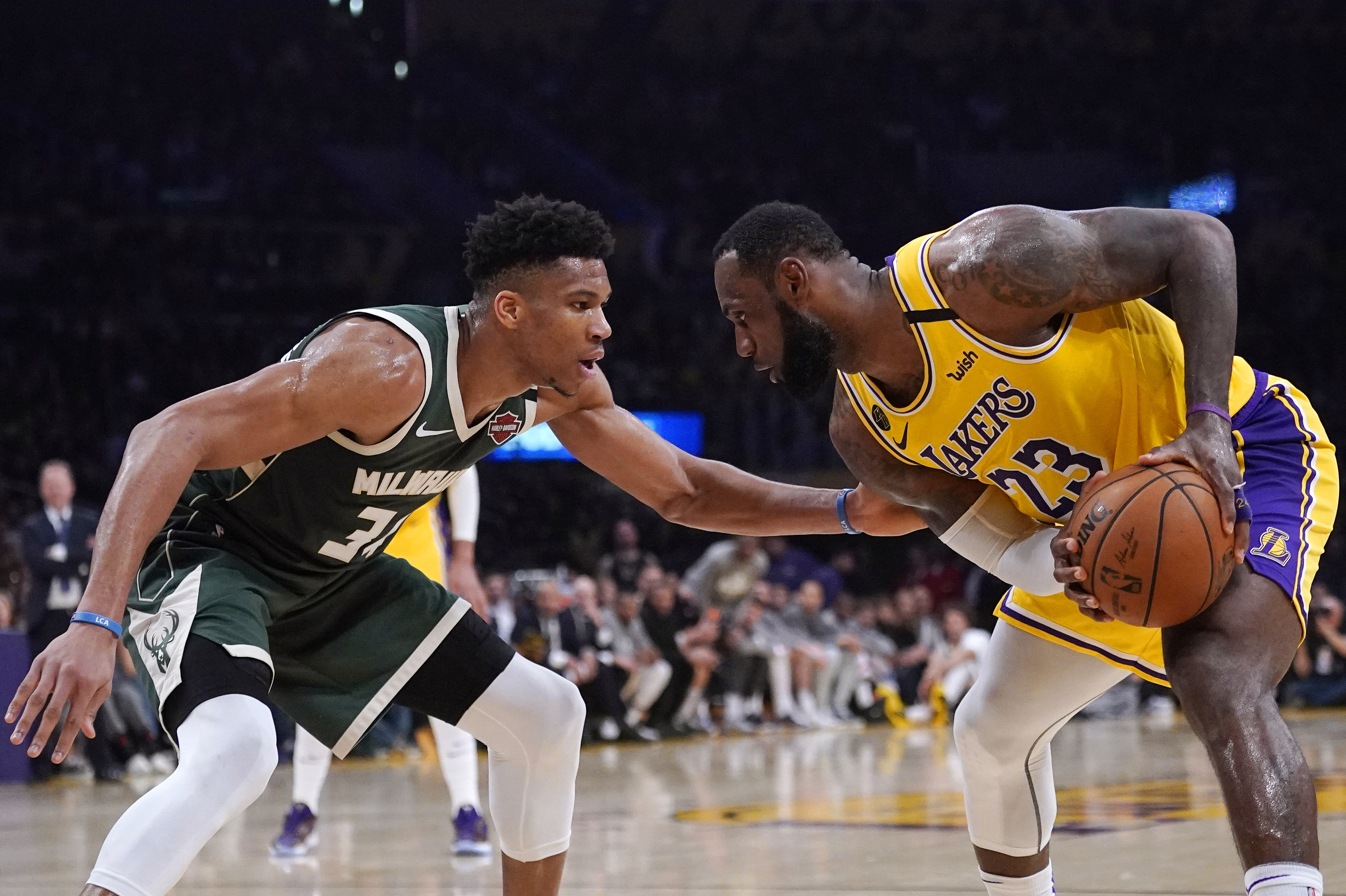 LeBrilliant: James' 37 points lead Lakers past Bucks 113-103