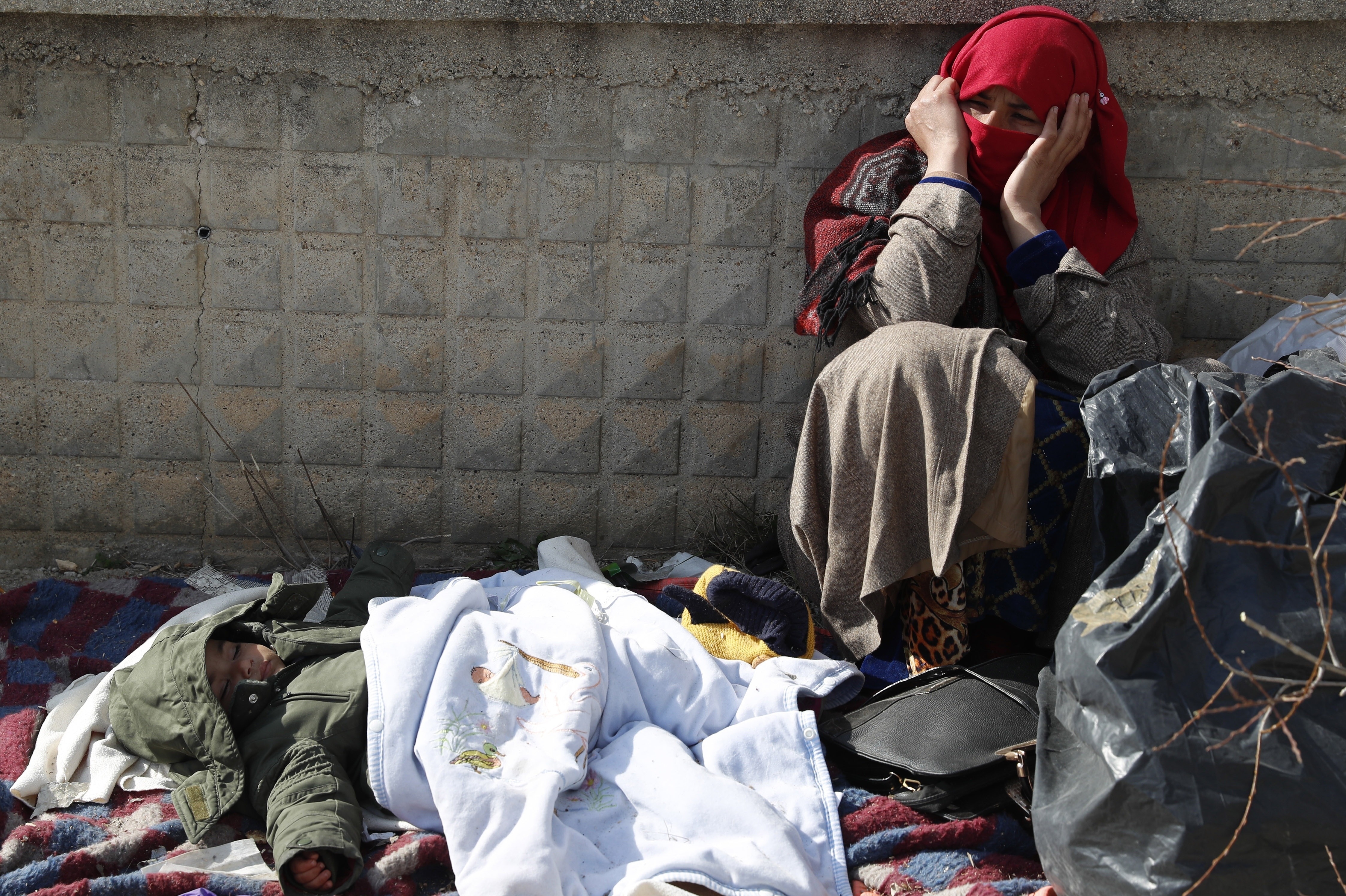 Tear gas sprayed across migrants at Turkey-Greece border