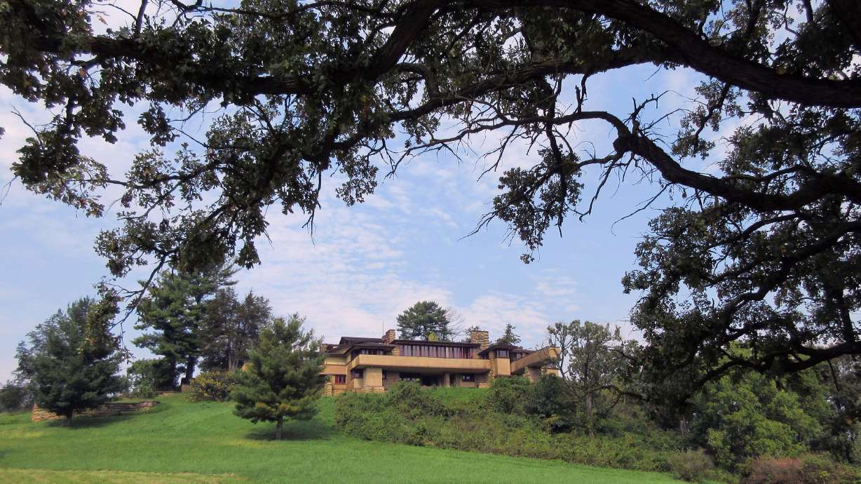 Officials vote to keep Wright architecture school open