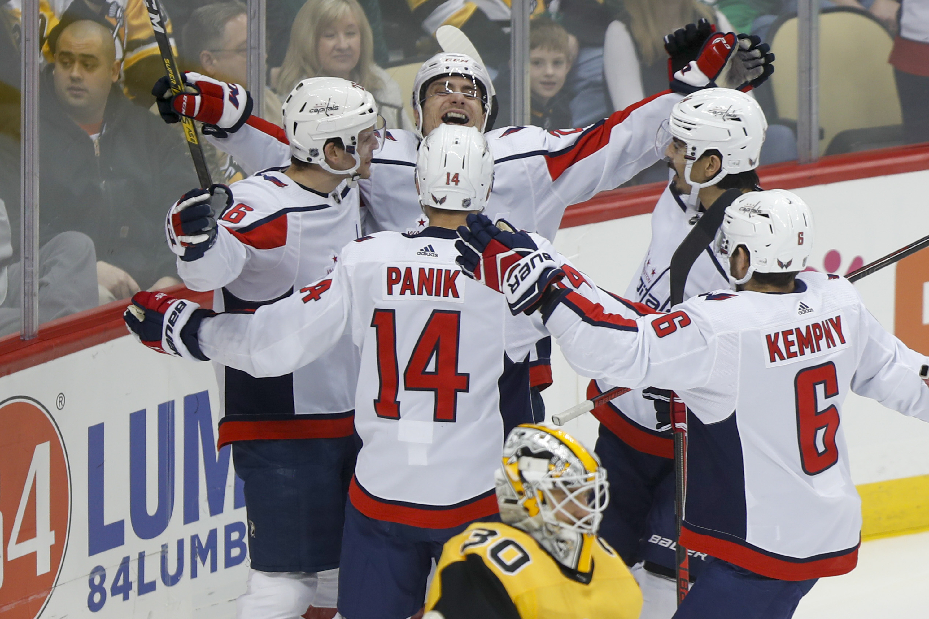 Capitals strike early, thrash Penguins 5-2