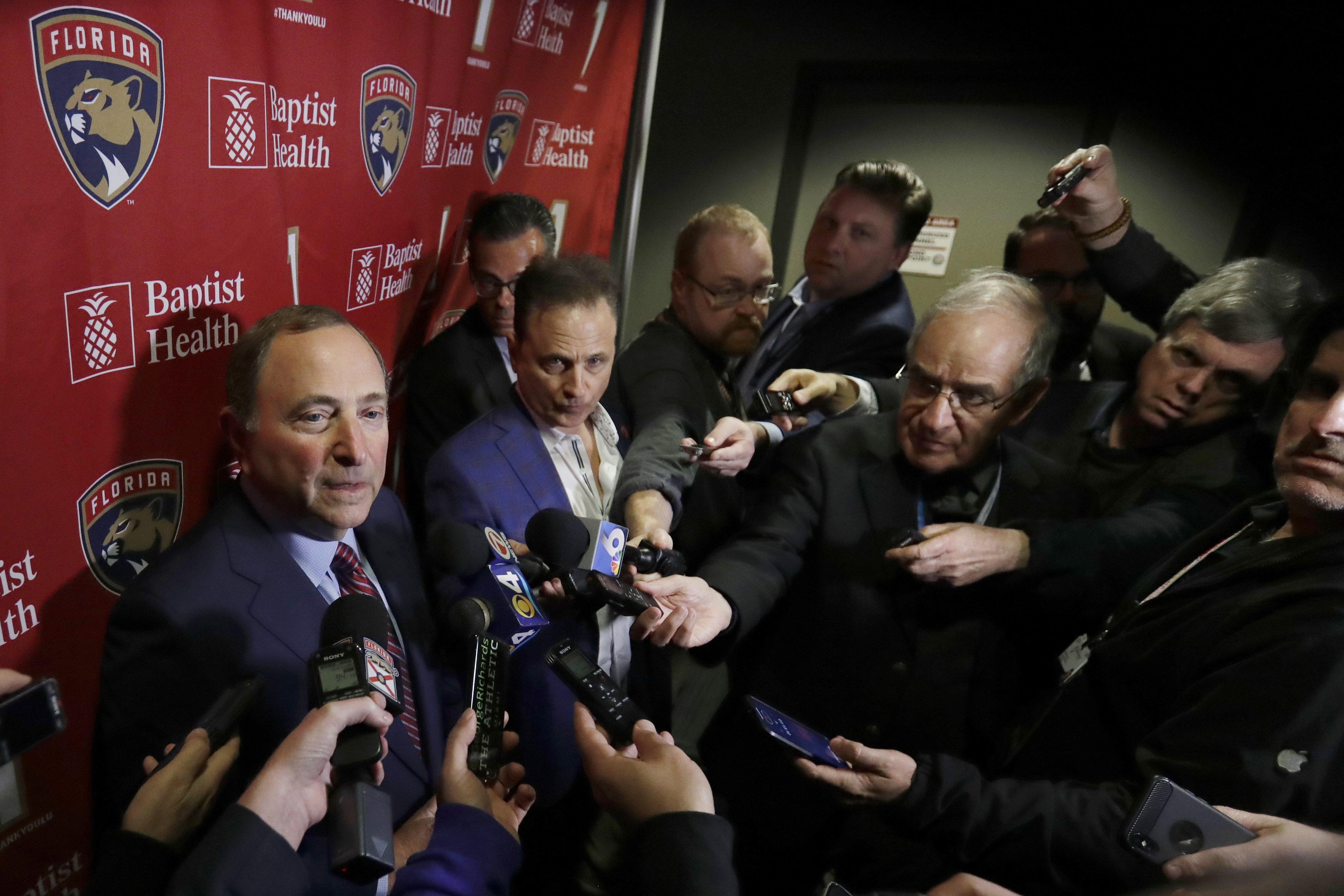 Virus may have US sports leagues cutting locker-room access