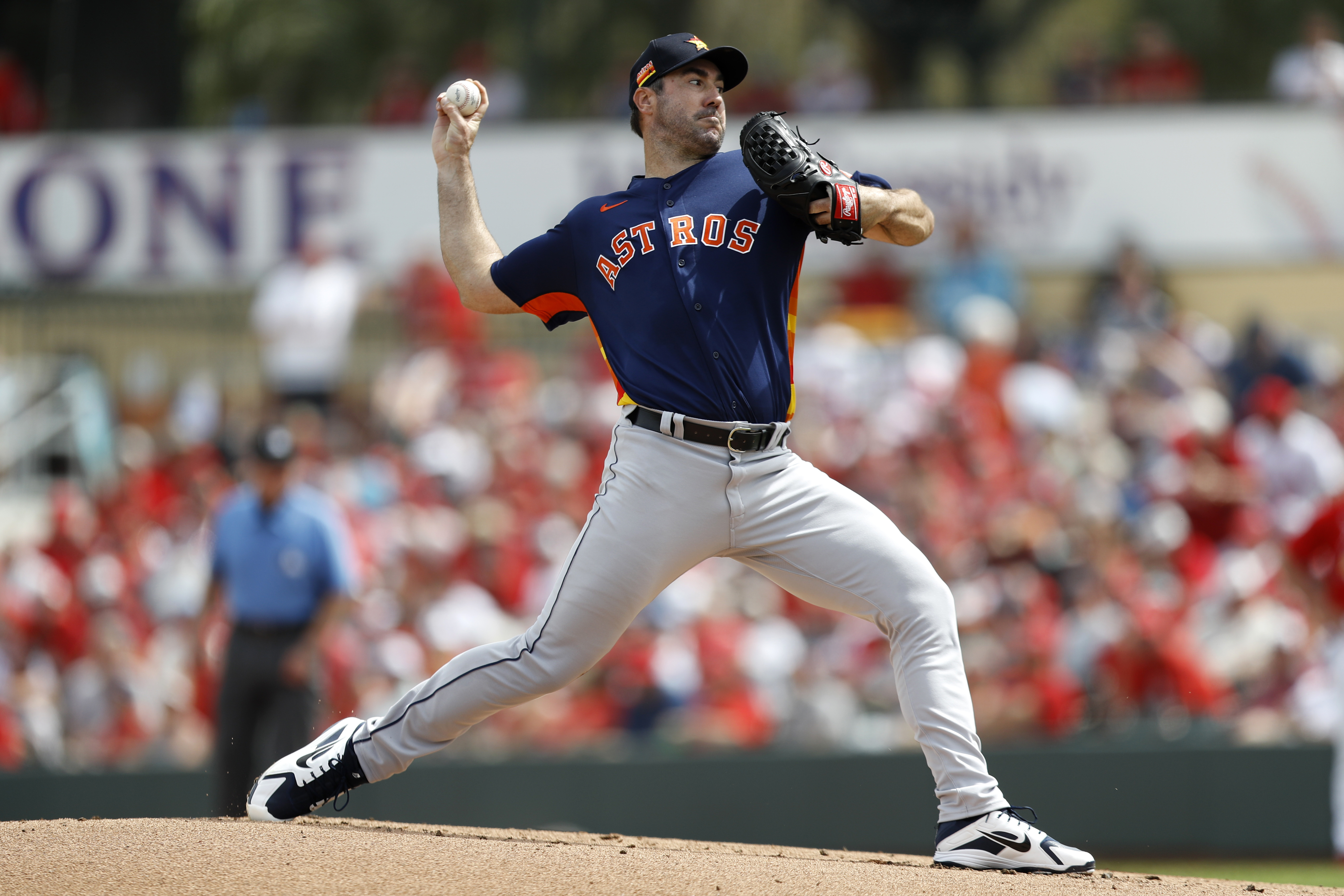 Astros ace Verlander pulled early with triceps soreness 