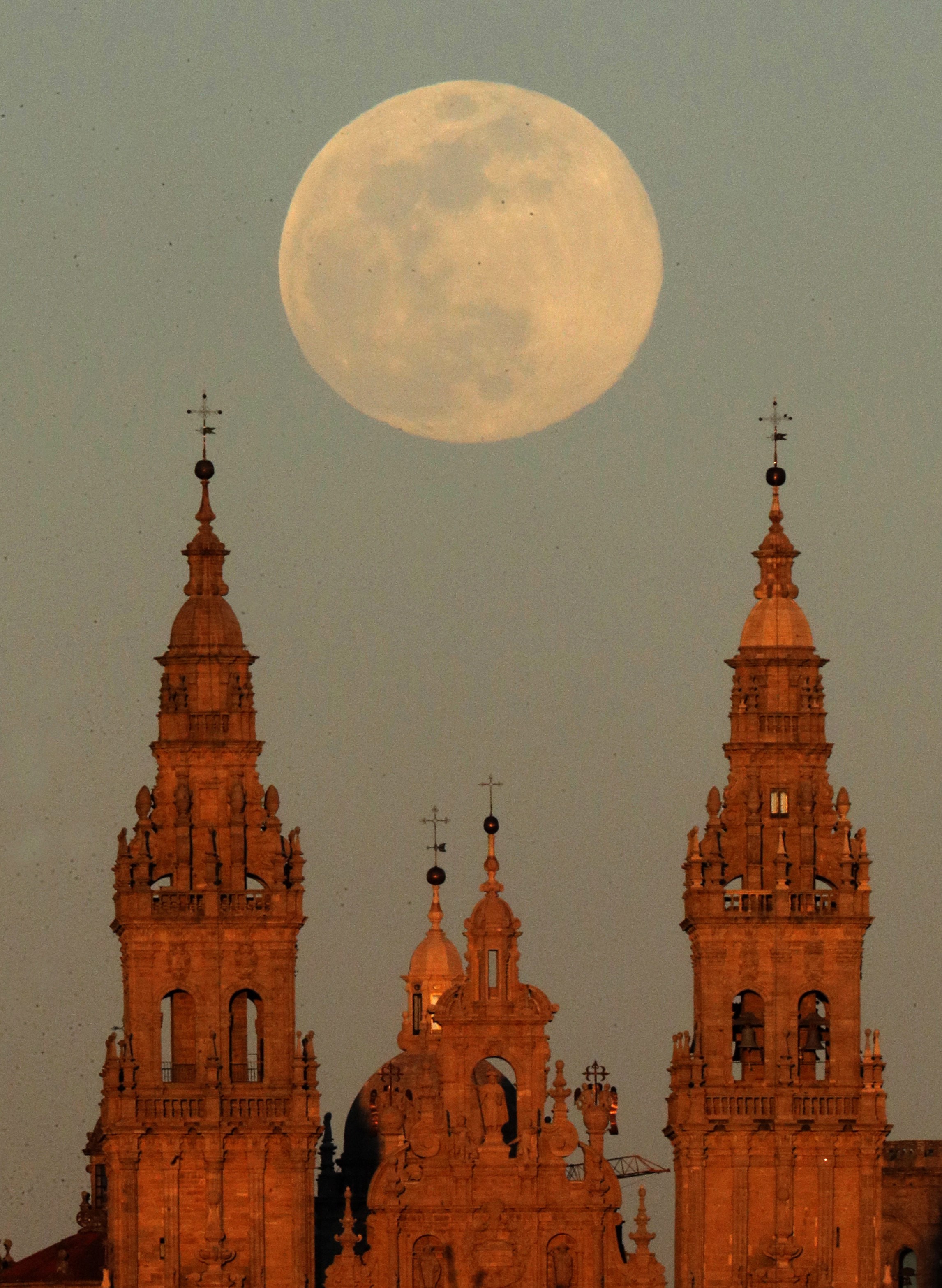 A view of the supermoon that announced the start of the spring over the Santiago de Compostela cathedral, Galicia, Spain, March 20, 2019.
A supermoon heralding spring will light up the sky on March 8 and 9, 2020. (Photo: Lavandeira JR, EPA-EFE/REX, Shutterstock)