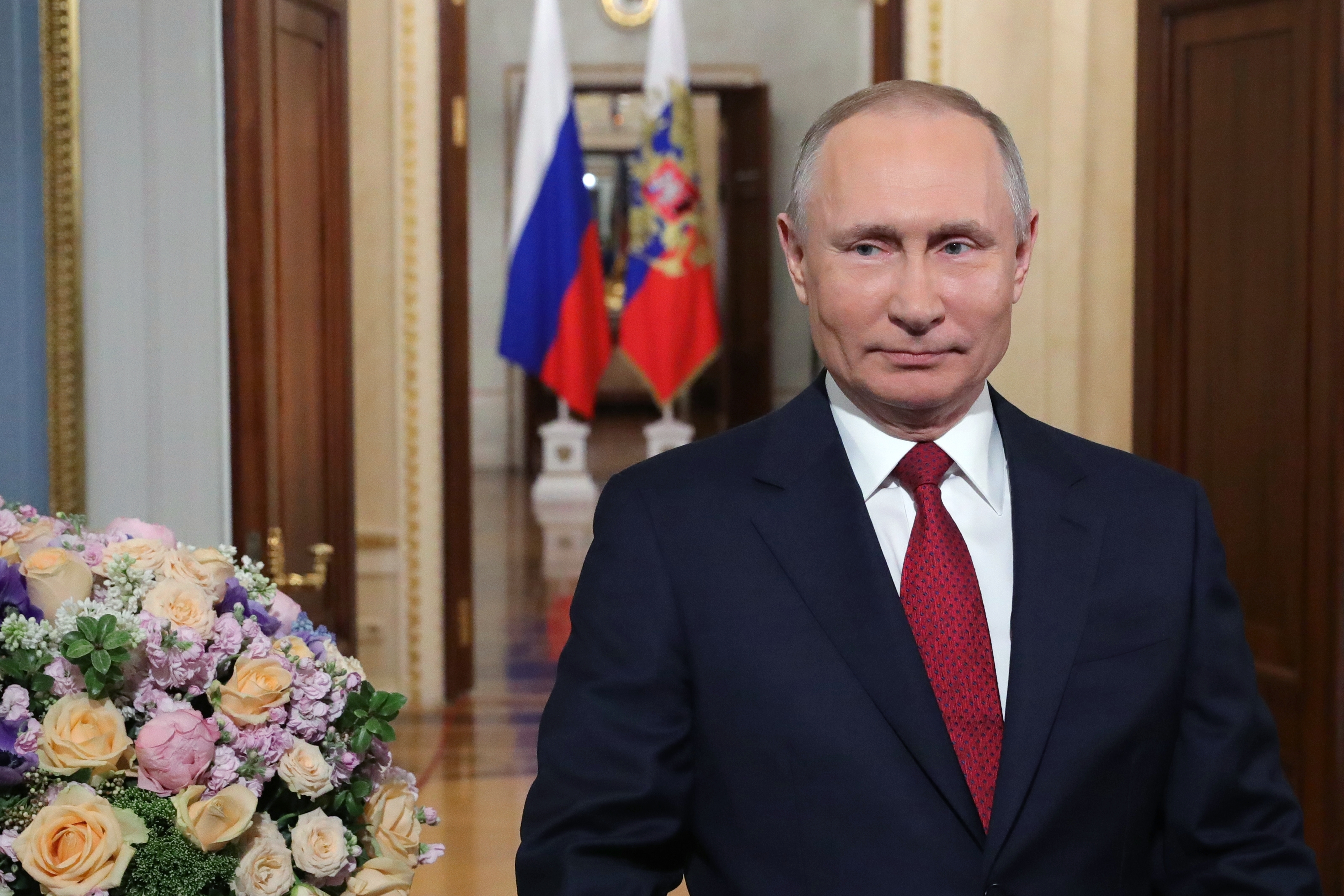 Putin backs term limit freeze allowing him to stay in office
