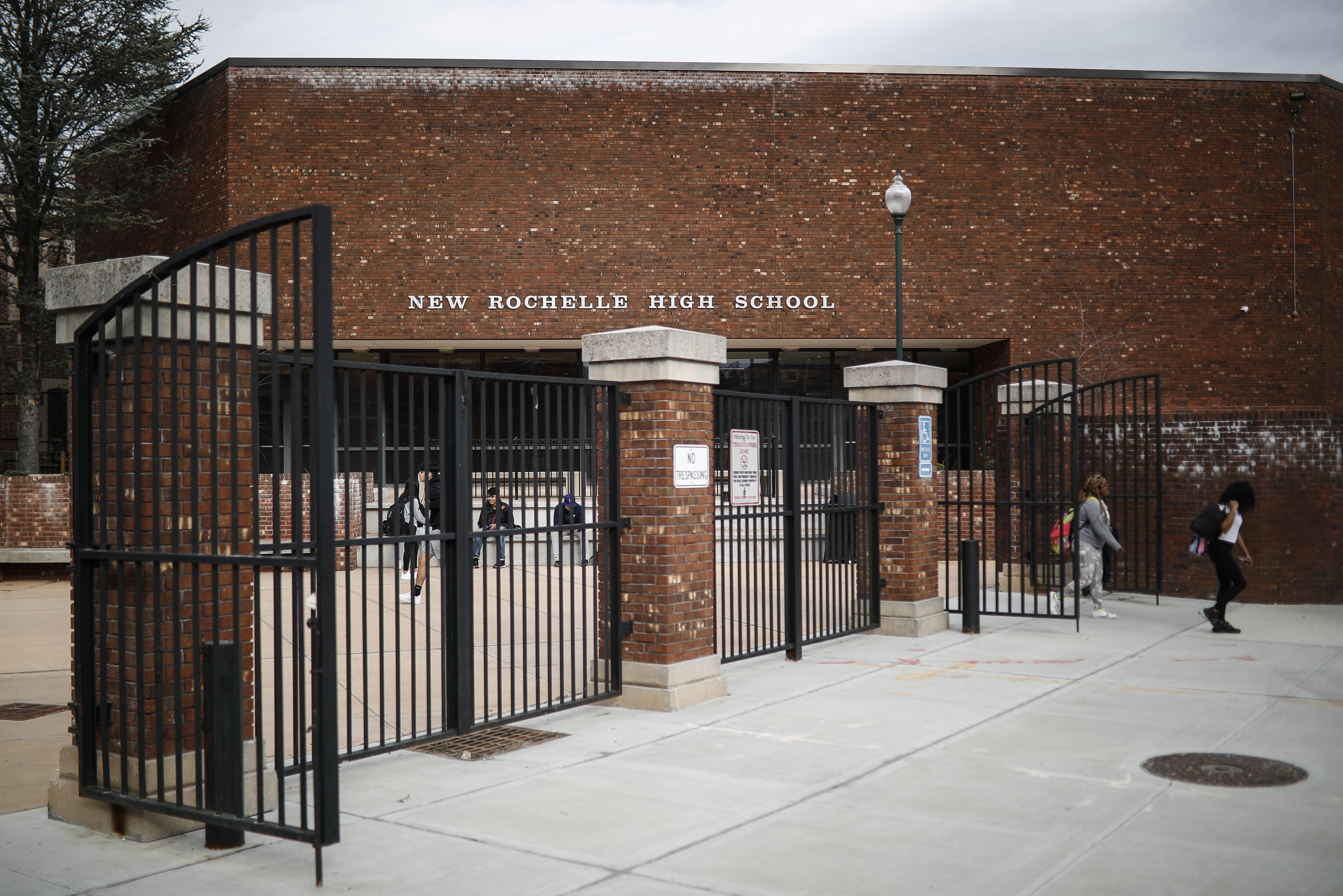 As virus shuts schools, experts debate if that curbs spread