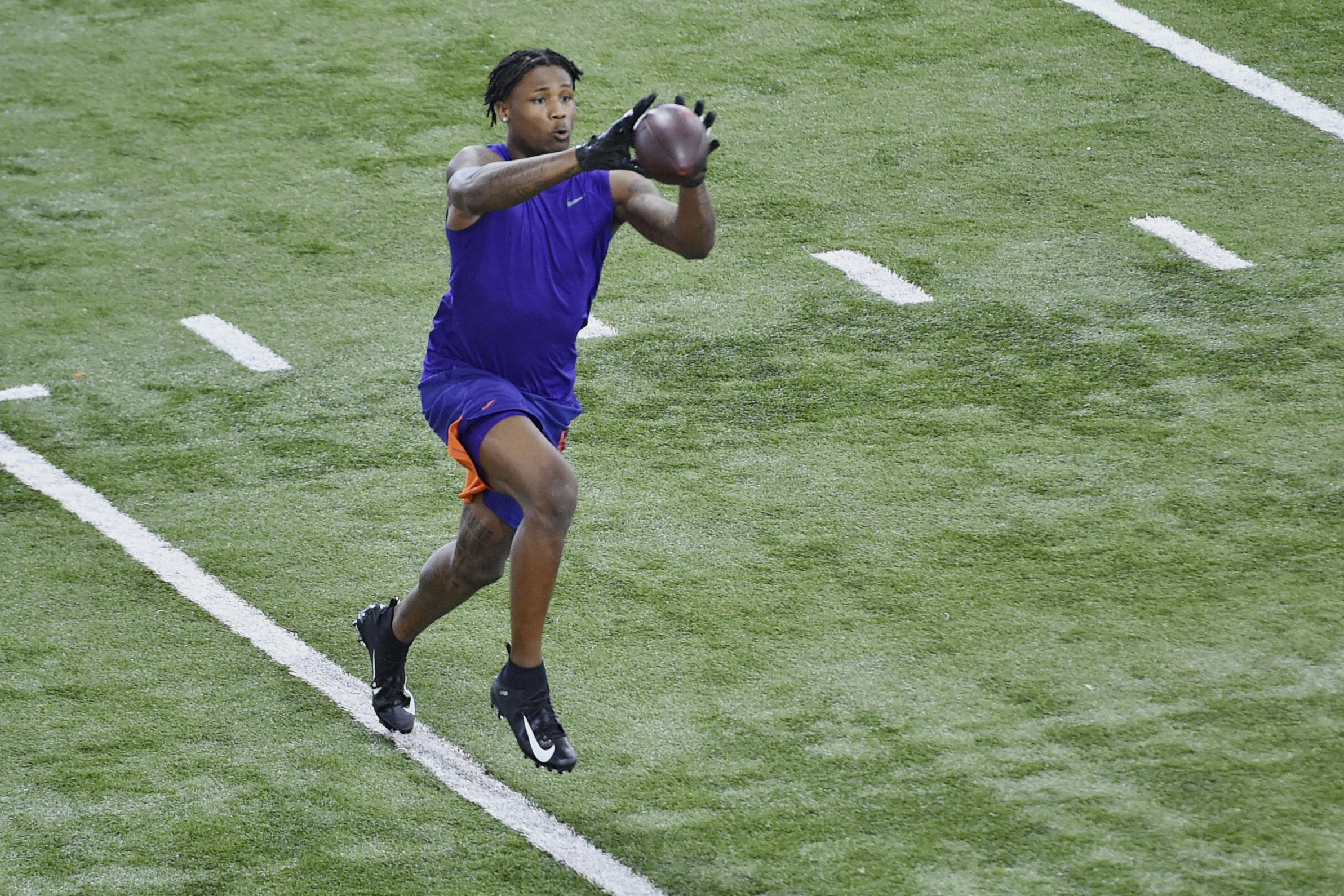 Clemson's Simmons shows off for NFL personnel at pro day