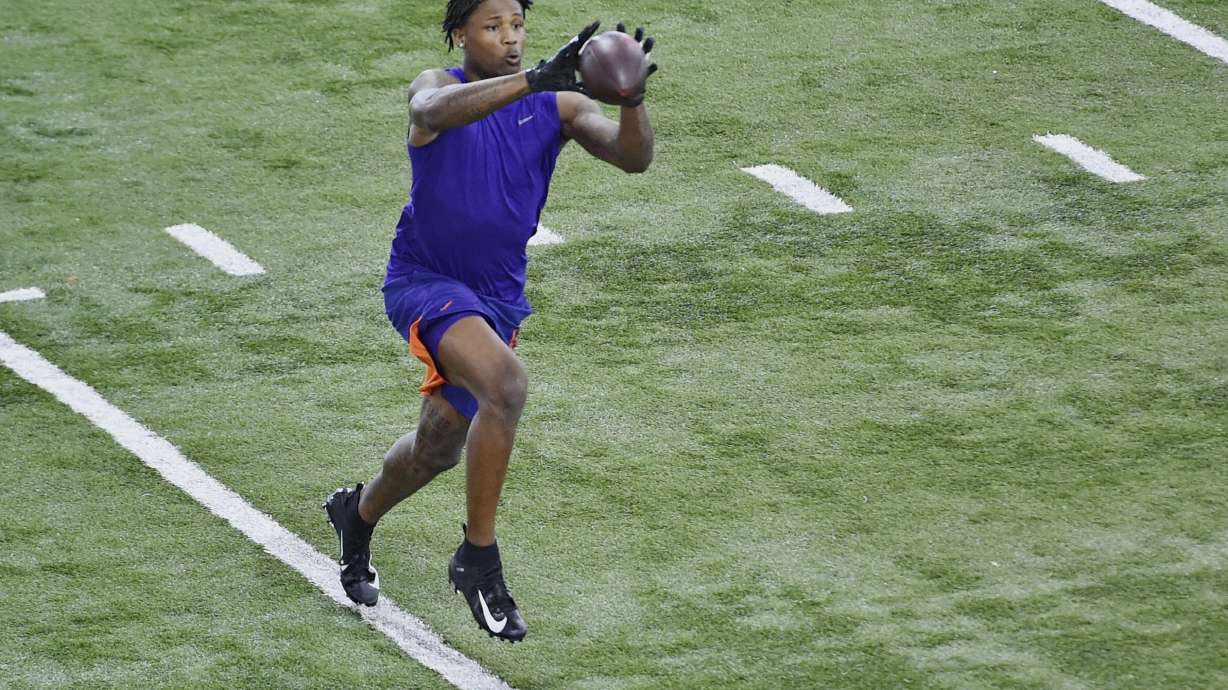 Clemson's Simmons shows off for NFL personnel at pro day