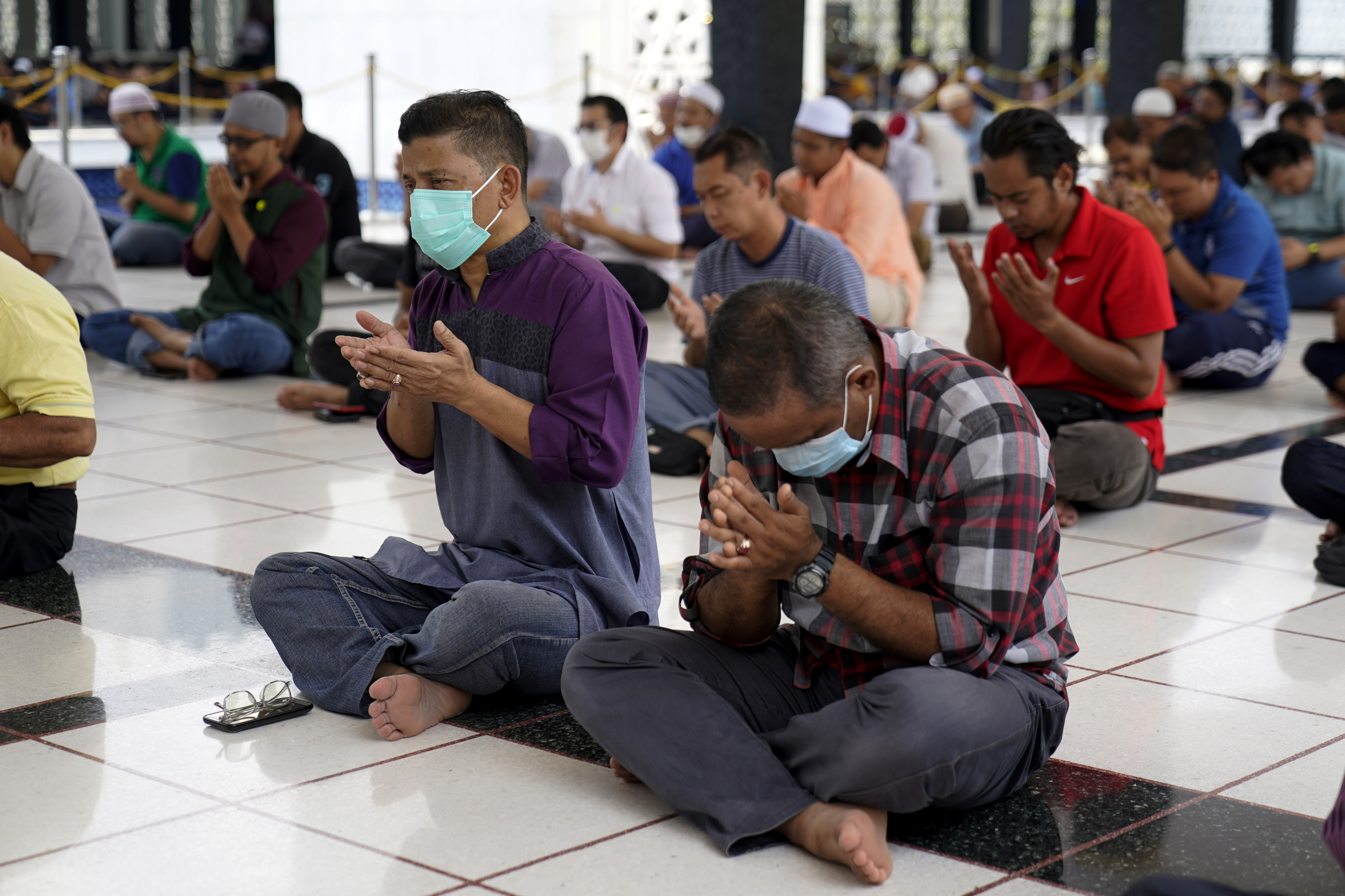 Trump declares emergency; world steps up fight against virus