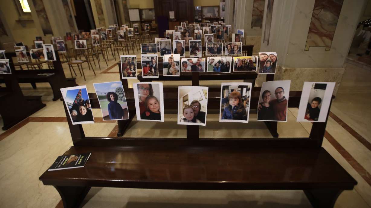 Pope goes on Roman walkabout, prays for end to pandemic