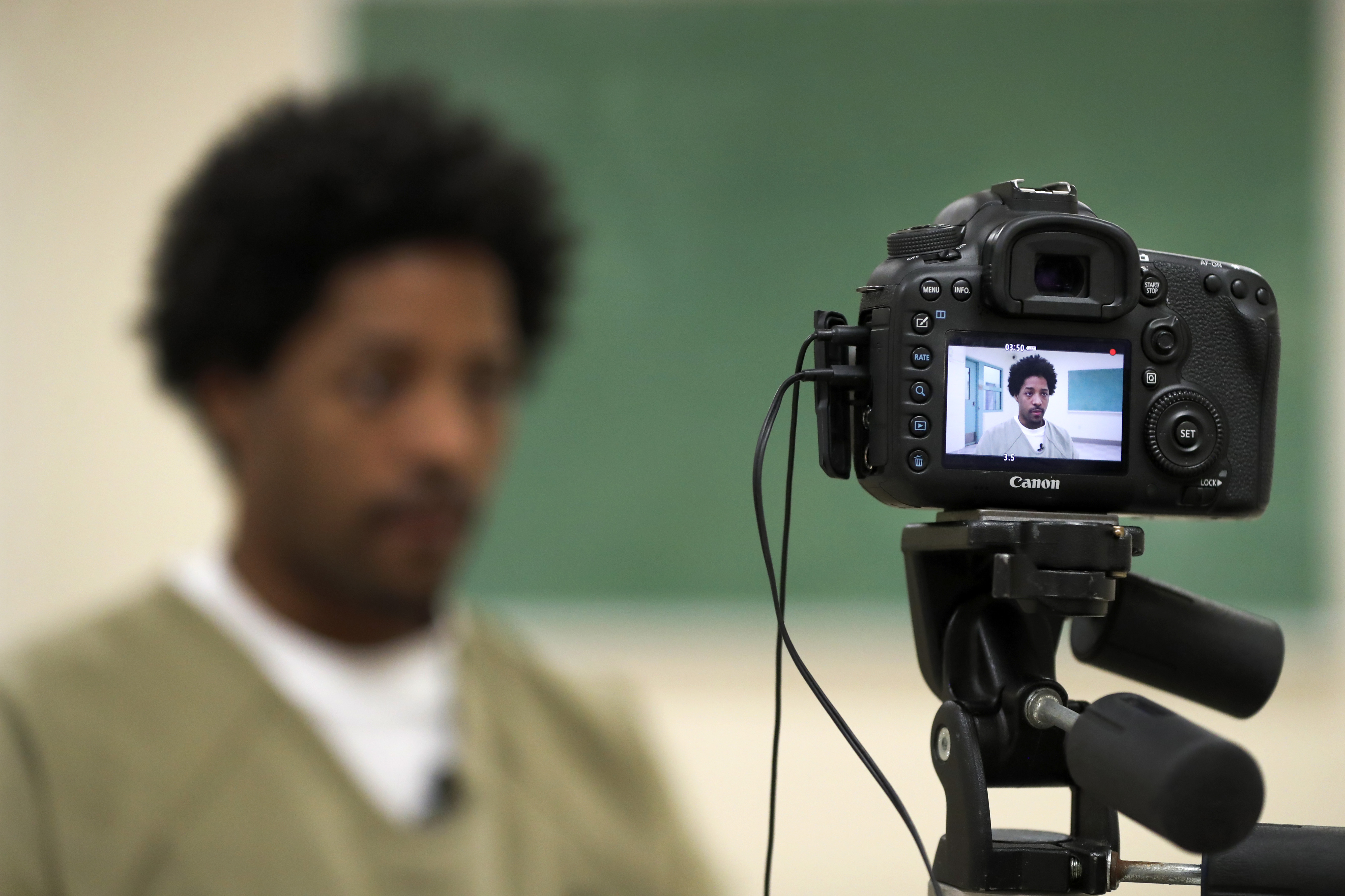 Detainees walk out of cells, into voting booths in Chicago