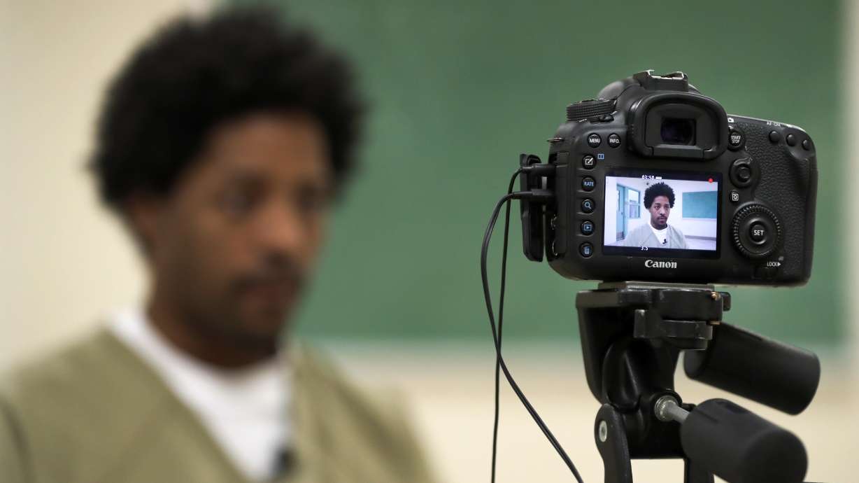 Detainees walk out of cells, into voting booths in Chicago