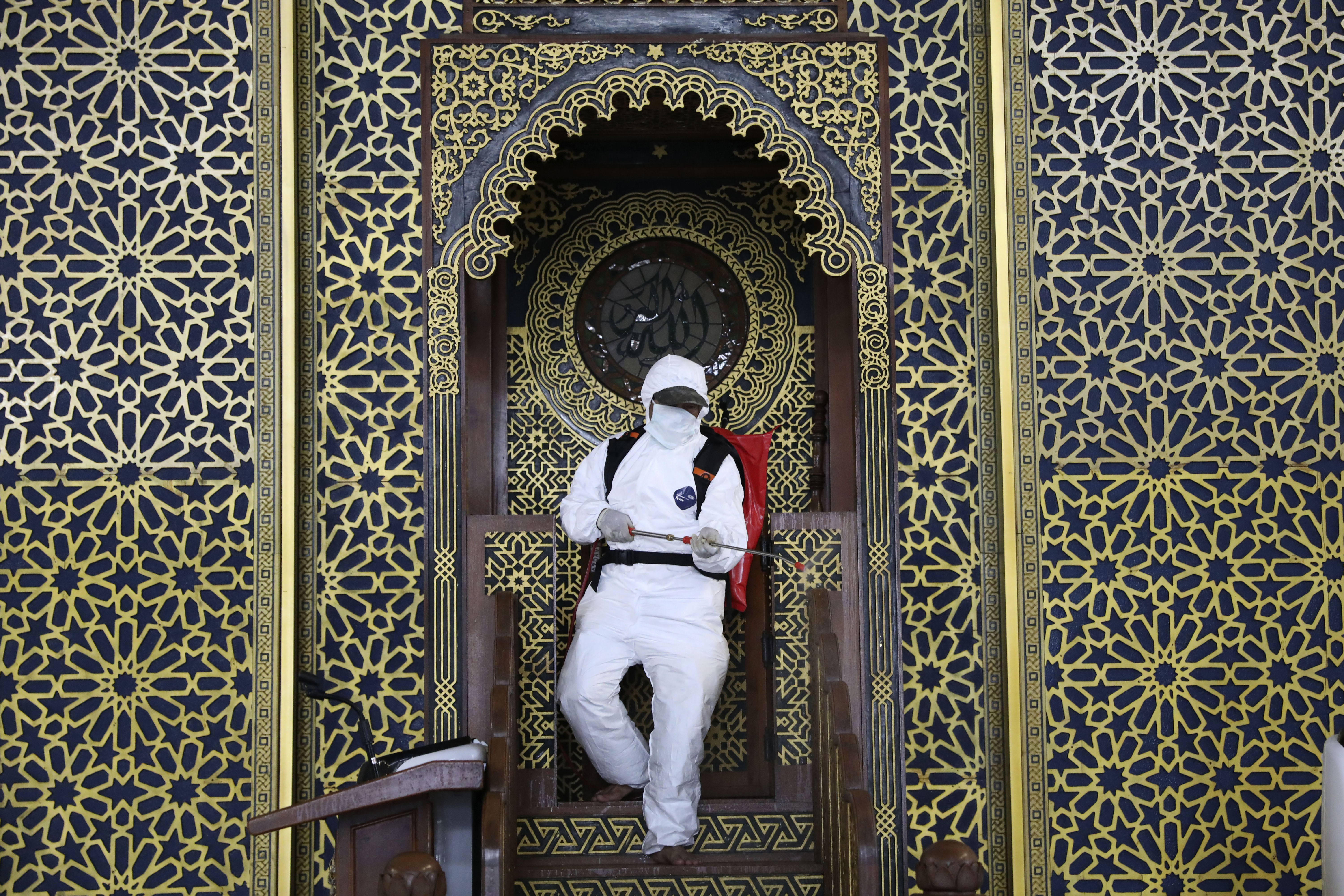 Disruption frenzy: Nations try to slow virus, aid economies 