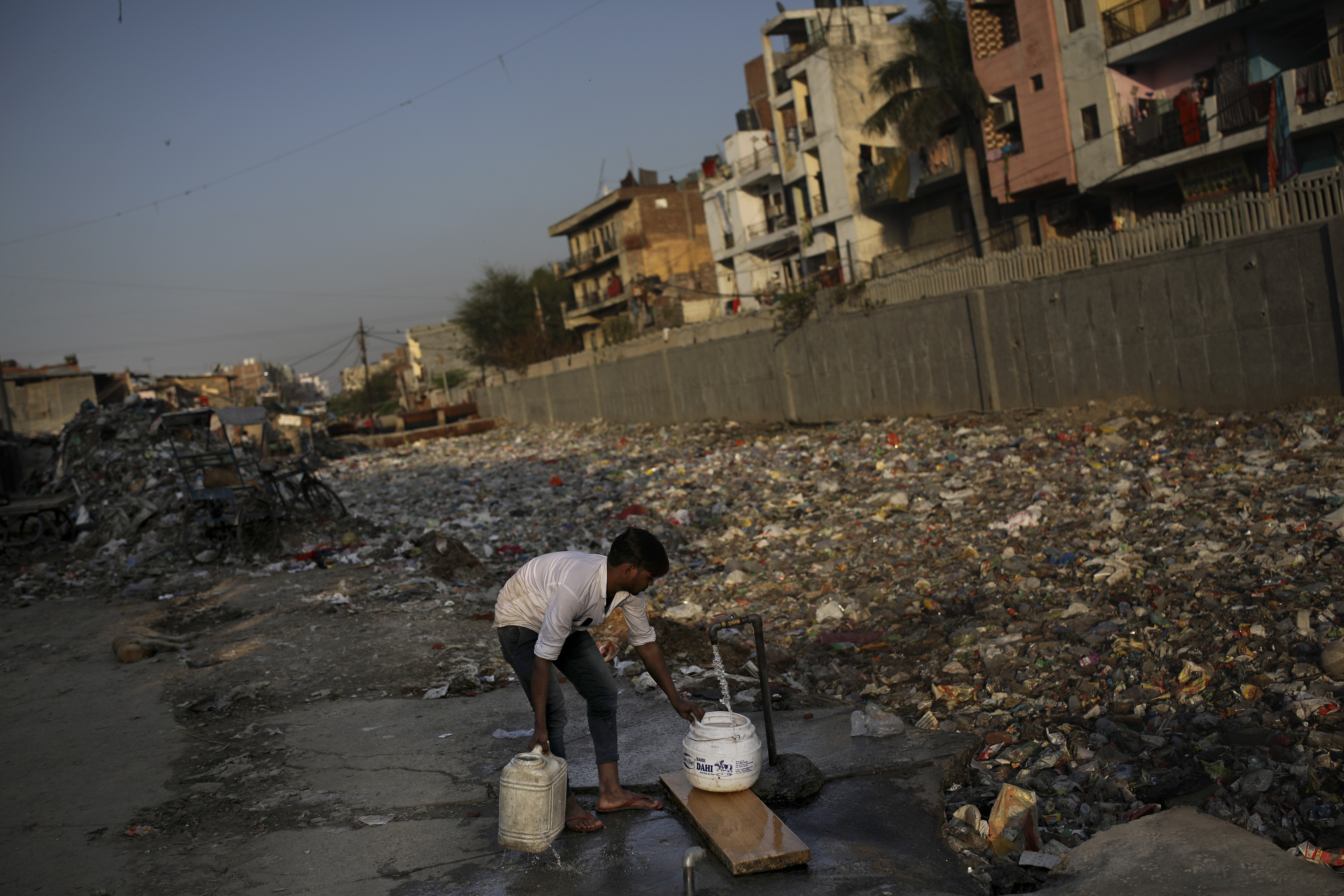 Lack of clean water for India's poor spawns virus concerns
