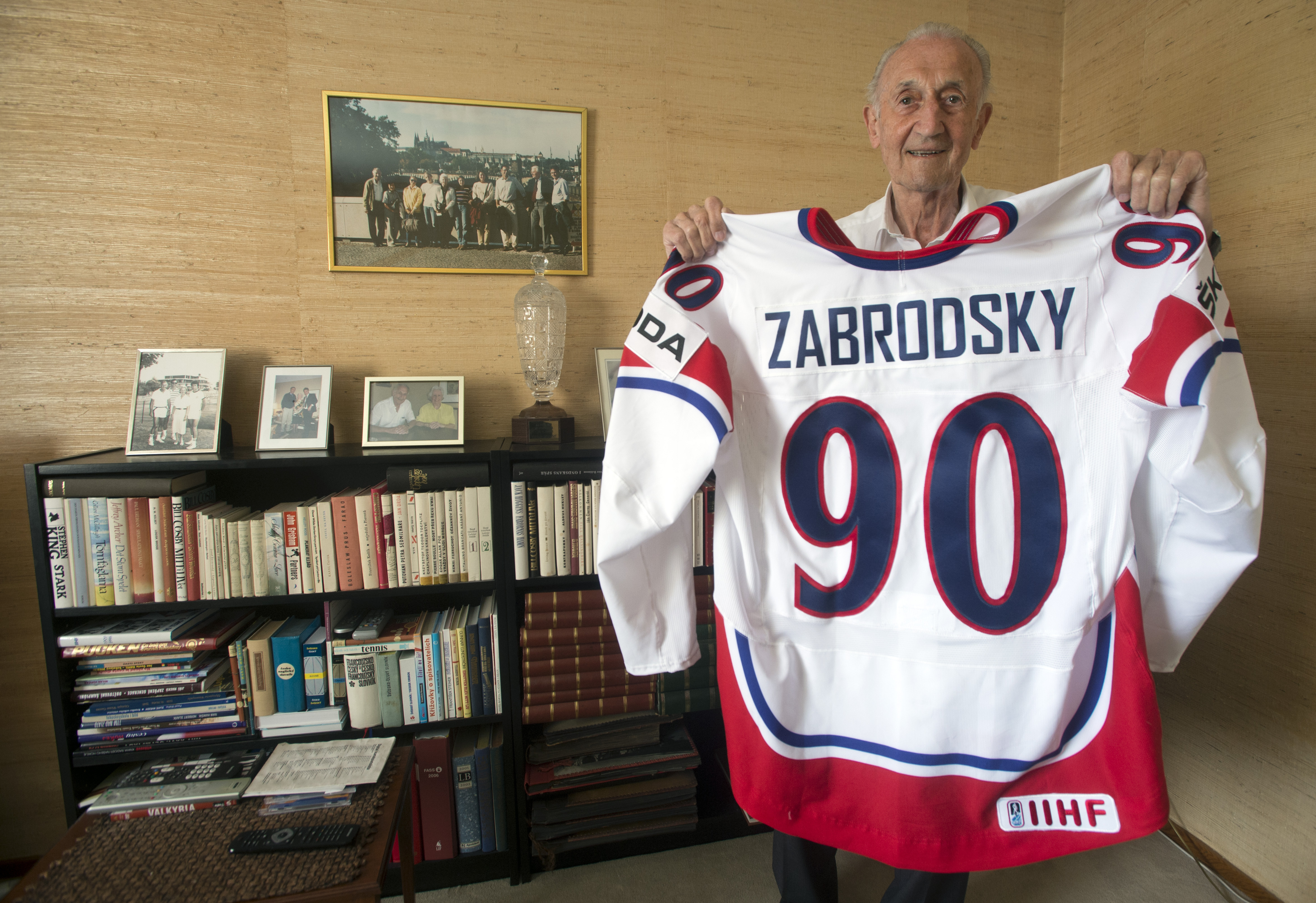 Czech hockey great Vladimir Zabrodsky dies at 97