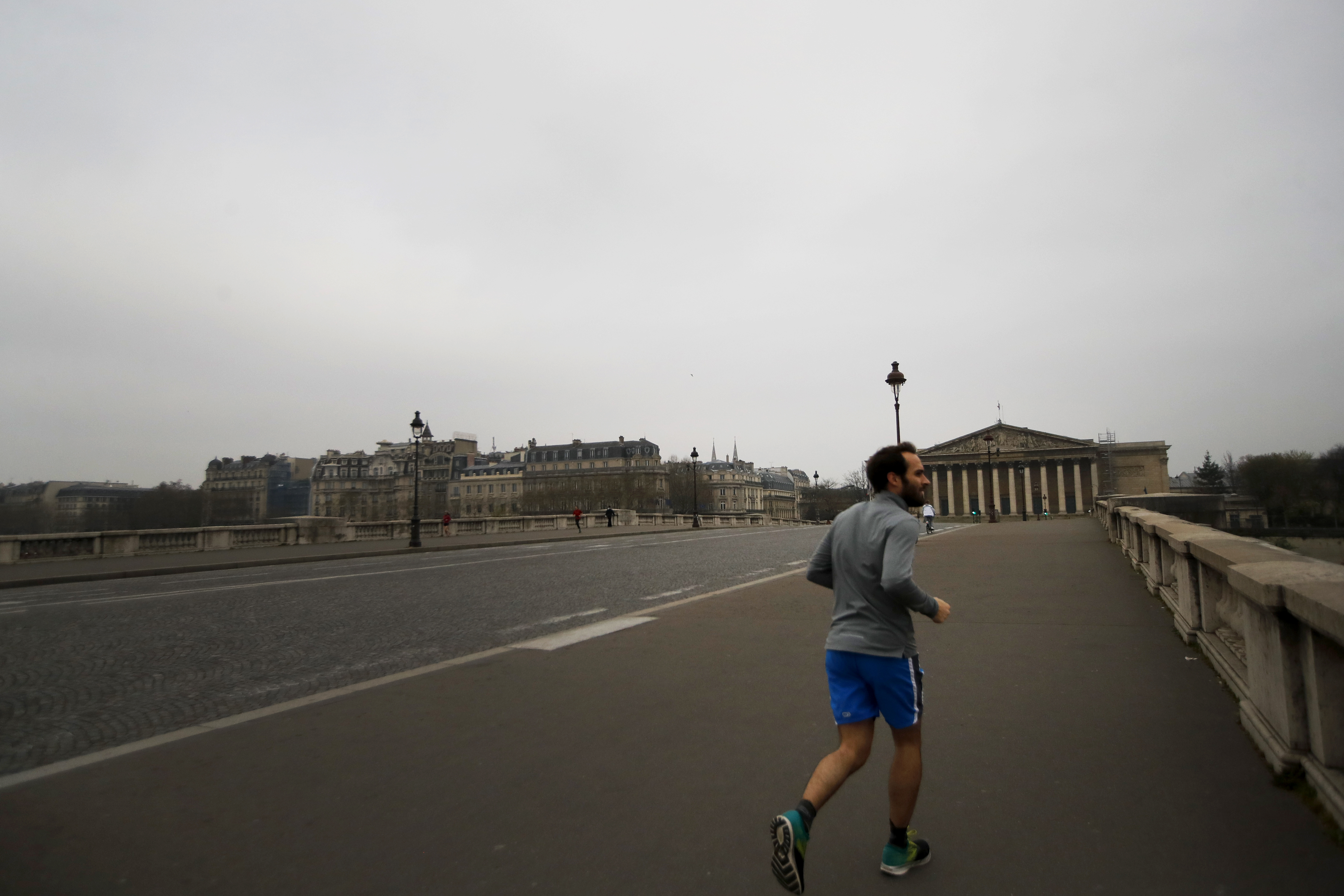 Confined by virus, Frenchman runs marathon on his balcony