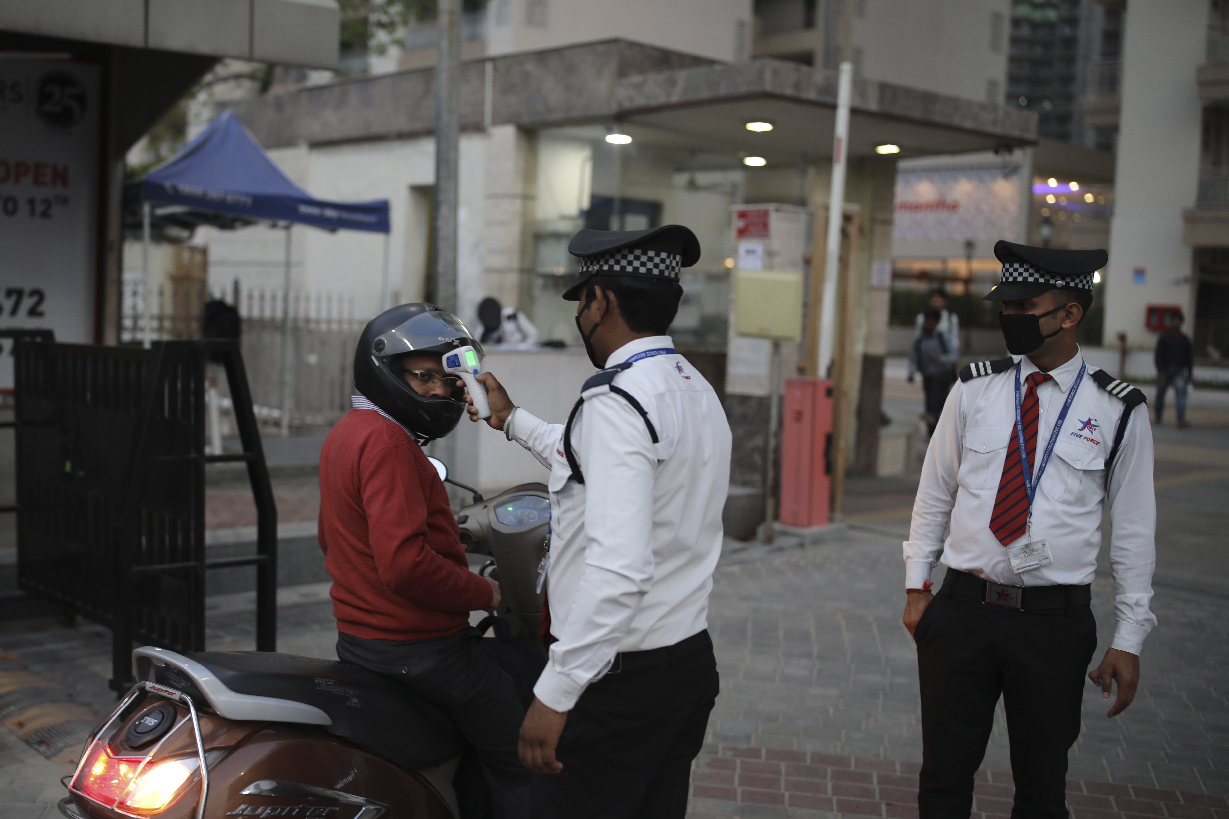 Indian migrant workers crowd trains, defying virus curfew 