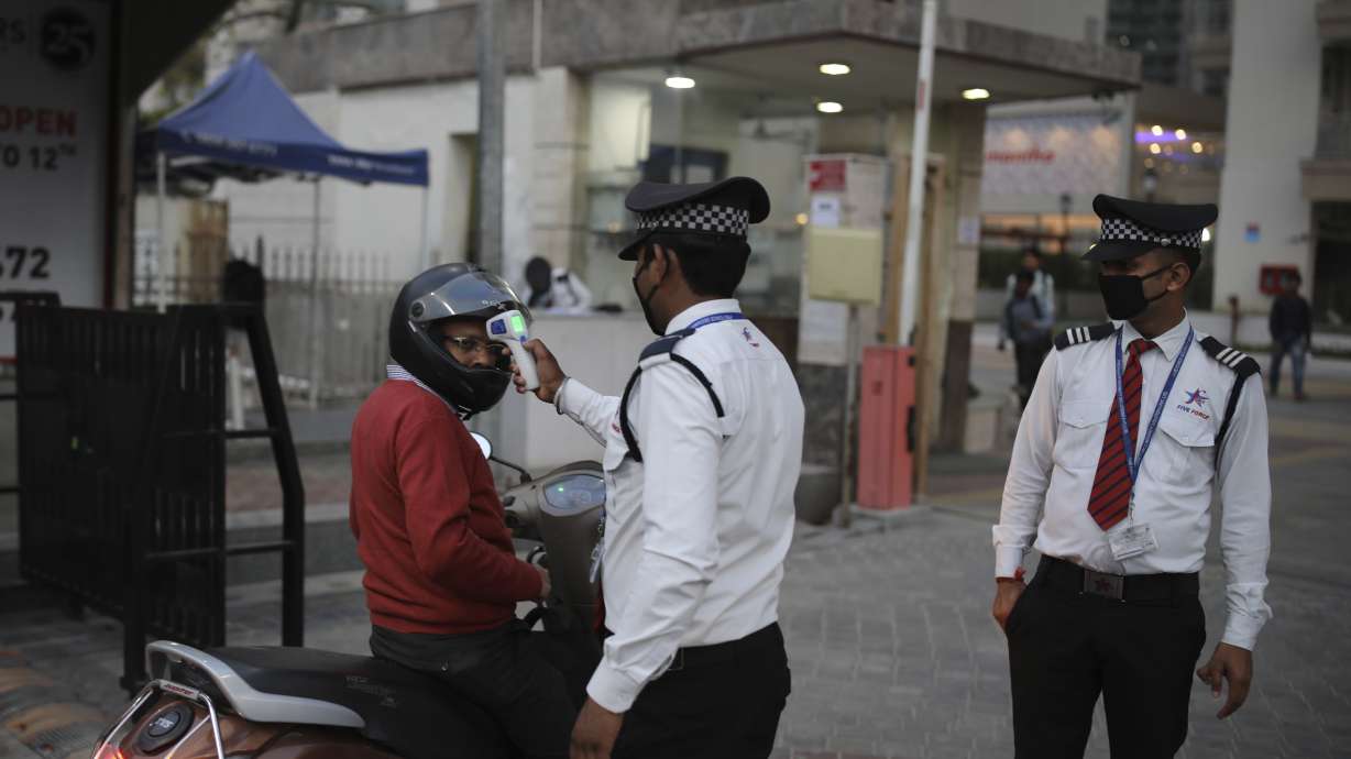 Indian migrant workers crowd trains, defying virus curfew