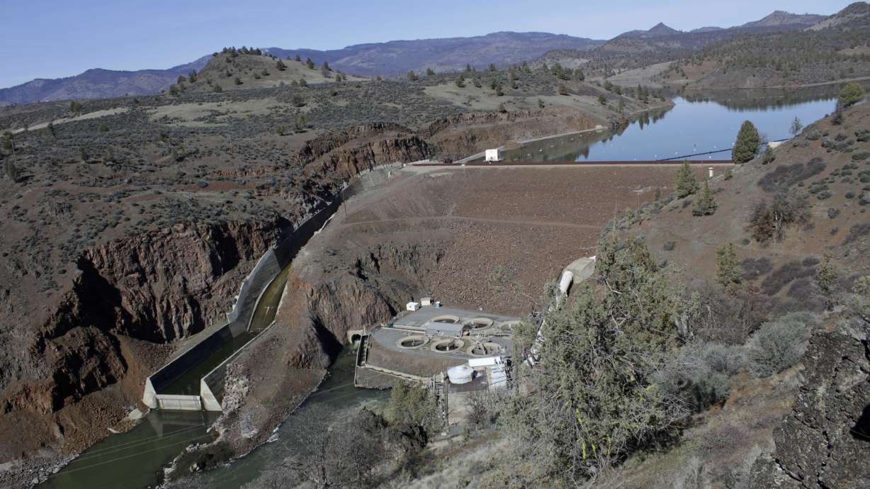 Largest US dam removal stirs debate over coveted West water