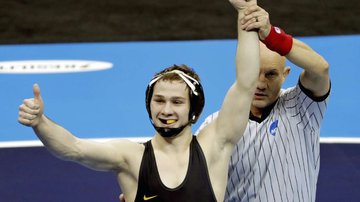 Iowa's Spencer Lee wins Hodge Trophy after dominant season
