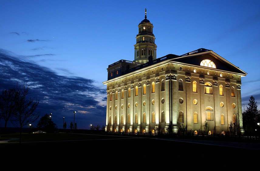 The Nauvoo Temple at sunset on Monday, April 29, 2002. (Scott G Winterton, KSL)