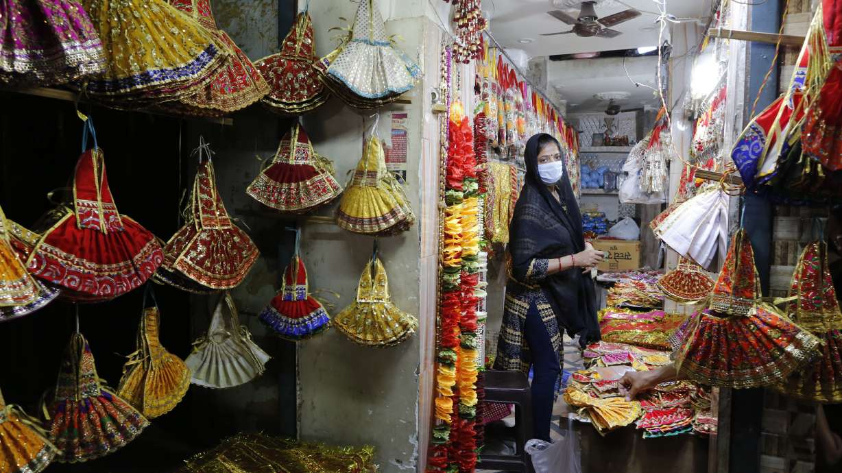 Virus lockdown changes how Hindus celebrate holy period