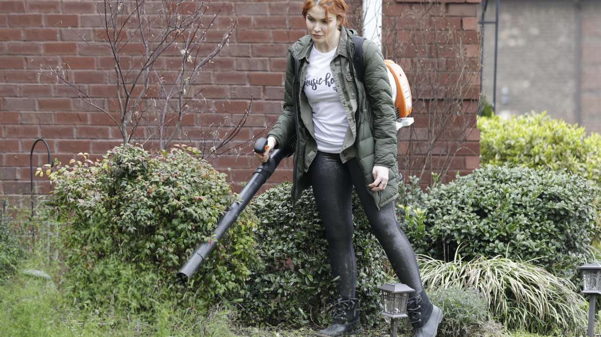 Caylee Hammack's band went from concerts to mowing lawns