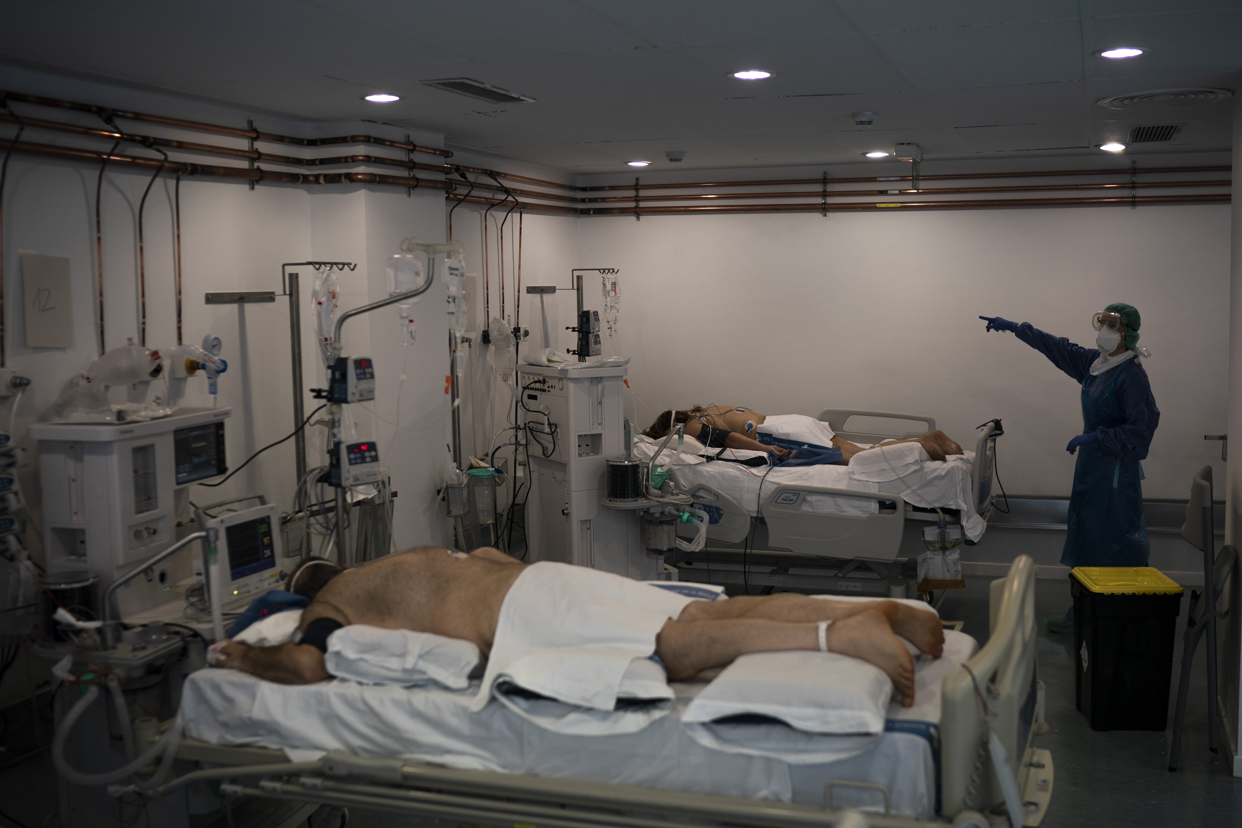 Spanish hospital personnel must improvise in a makeshift ICU