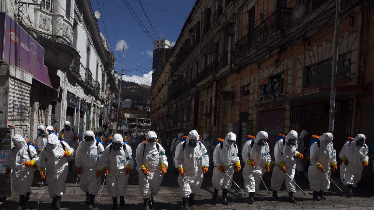 US urges masks as dramatic steps to combat virus roll out